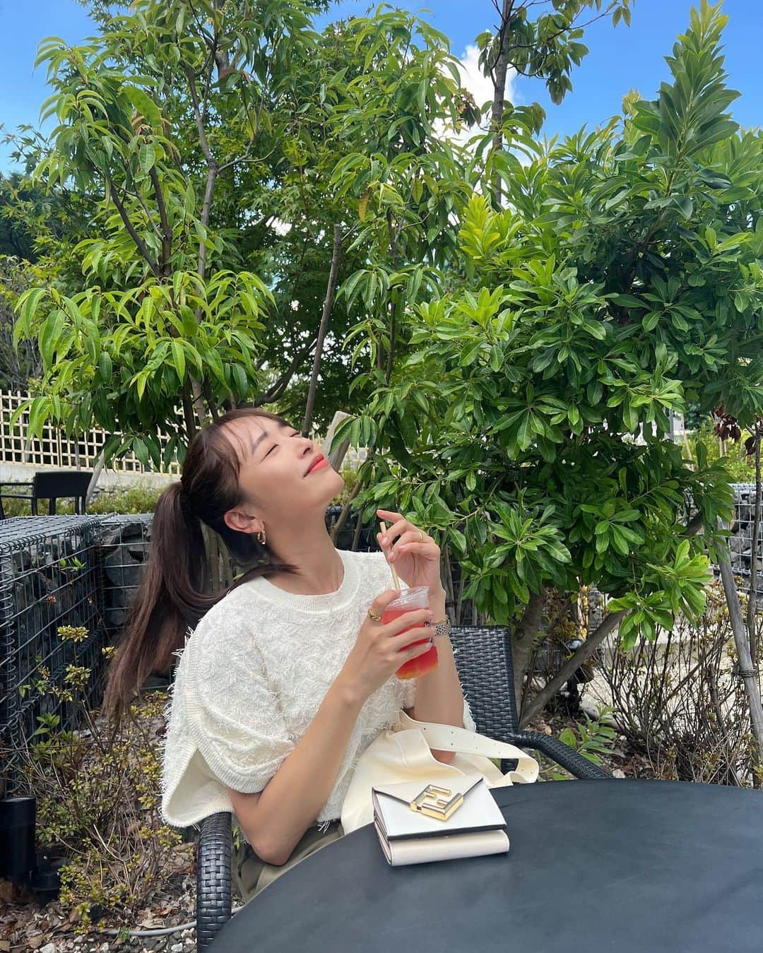 近藤千尋さんのインスタグラム写真 - (近藤千尋Instagram)「今日も、暑いねぇぇ🥵☀️ もう金曜日！！🥰  生放送の間に休憩中に…🤍🤍🤍 今日は縁起のいい日みたい🙏☺️ 　  可愛いお財布 ありがとうございます🎁💕  @fendi  #pr #fendi」8月4日 16時57分 - chipichan.1215