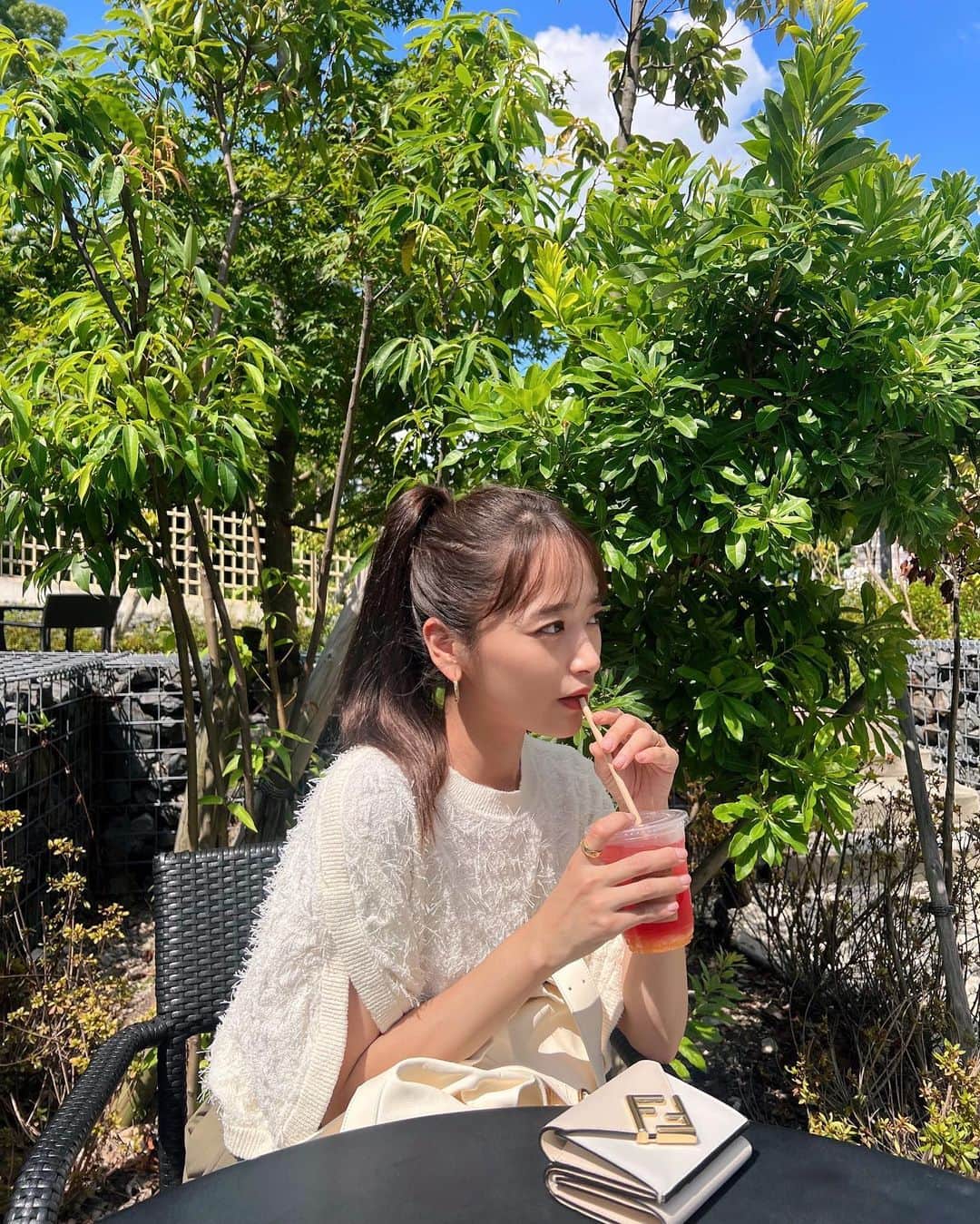 近藤千尋のインスタグラム：「今日も、暑いねぇぇ🥵☀️ もう金曜日！！🥰  生放送の間に休憩中に…🤍🤍🤍 今日は縁起のいい日みたい🙏☺️ 　  可愛いお財布 ありがとうございます🎁💕  @fendi  #pr #fendi」