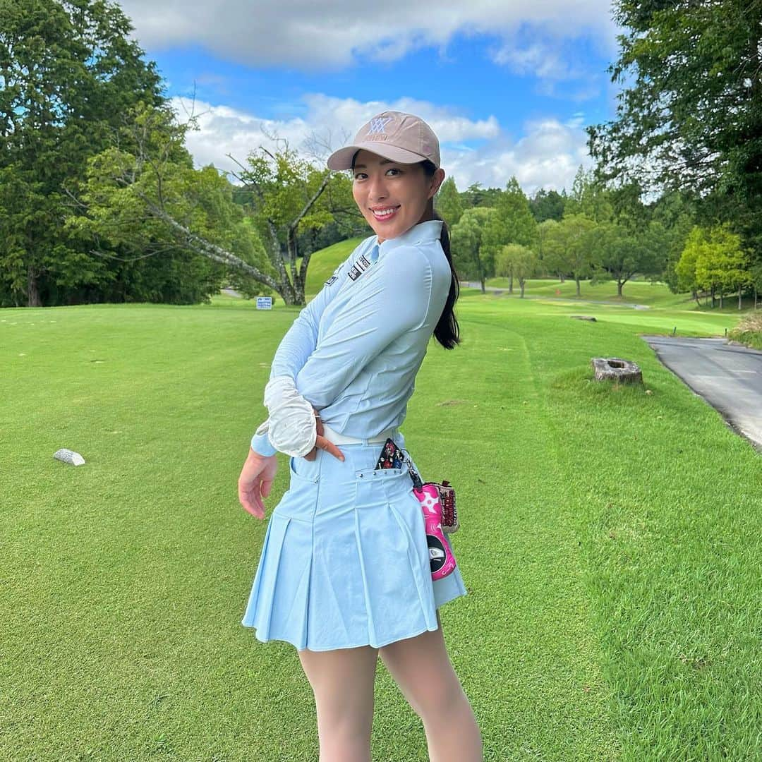 小澤美奈瀬のインスタグラム：「スポンサード頂いております　@lynxgolf.jp さまから発売しているDULLY NA DOG(ダリーナドッグ)のパターカバーキャッチャーをご紹介致します🥰🩷 ヘッドカバーに装置するだけでパッティング時にグリーン付近にヘッドカバーを置かなくて済むのでカップイン後に取りに行ったり屈む必要がなくすごく便利ですよ🥰💕 私はパターカバーキャッチャーは必ず使うタイプです🍀一度使ったらその便利さにやみつきになりますよ🥰ぜひ皆様もゲットしてくださいね😊💖  https://item.rakuten.co.jp/lynx-golf/10001237/?variantId=3685  可愛いDULLY NA DOGのヘッドカバーなども販売しておりますのでそちらもチェックしてくださいね🥰🌸 https://search.rakuten.co.jp/search/mall/DULLY+NA+DOG/?sf=1  #リンクス #リンクスゴルフ #パターカバーキャッチャー #ゴルフ」