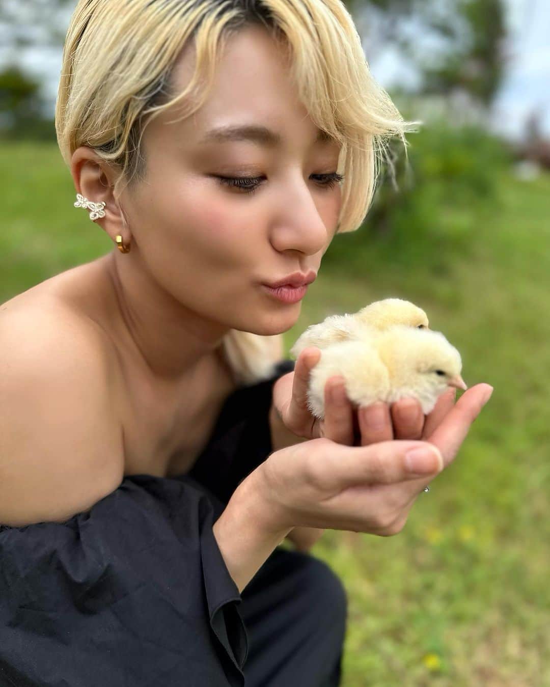 中川友里のインスタグラム：「new born🐣ぴよちゃん🫶💓  天空の庭 @amamu_official は 命の生まれる場所でした。  放牧されているお馬さんや鶏たちは のびのび暮らしていて  まるで楽園のようだった😭🌻✨  生まれたてのひよこちゃんたちのあたたかな命😭💓  手にそっと乗せると、体温で気持ちよくなって  立ったままコテっと寝てしまうの😭💓親心🐓  鳥ってさ、寝る時下まぶたが上がって目を閉じるから  寝てる時、笑顔みたいなんだよな😭💓💓癒  動物(特に鳥)大好き中川は、思わずひよこ吸い🐣💓  天空の庭に放牧されたストレスフリーな動物たちは  みんな穏やかで優しい顔をしてる🐣💓  グランピングで起きたら ドームテントの前を鶏さんが朝のお散歩通過してったのはかわいすぎた😂🐓  #天馬夢 #ハッピーエッグ #放牧卵」
