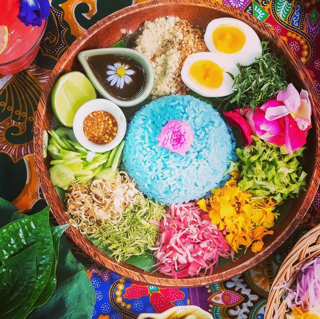 タイ国政府観光庁さんのインスタグラム写真 - (タイ国政府観光庁Instagram)「. サワディーカー！今日は全6投稿でお届けします😏  6つの写真が合わさったらどんなふうになるのかプロフィールにアクセスして確認してみてくださいね📸  バタフライピー（タイ語ではアンチャン）は鮮やかな青いお花です💙  タイではハーブの１つとしてバタフライピーを料理に使うことがあり、バタフライピーの青色ご飯や、ラテなどのドリンク、ハーブティーとしても楽しむことがあります🤗✨  #今こそタイへ #タイ #こんなタイ知らなかった #もっと知りタイ #タイ旅行 #旅好きな人と繋がりたい #旅行好きな人と繋がりたい #海外旅行 #thailand #はじめてのタイ #amazingthailand #thailandtravel #thaistagram #thailandtrip #lovethailand #thainess #タイ料理 #タイ料理大好き #thaifood #samui #サムイ #サムイ島 #オーガニック #ランチ #バタフライピー」8月4日 16時55分 - amazingthailandjp