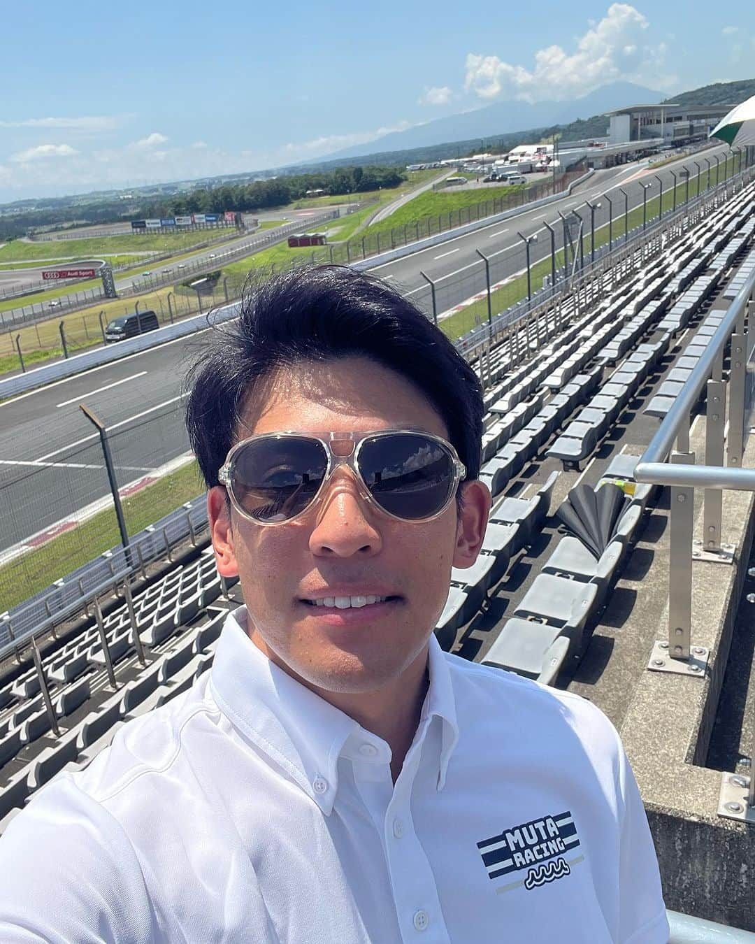 中山雄一のインスタグラム：「今日はコースサイドからF4の走行を見て、 Team Dr.Dryのサポート！ ⁡ 1コーナースタンドは風が吹くと心地よいですが、日差しはかなり強いので、明日からGT観戦させるかたはお気をつけを！ ⁡ mutaracingの白シャツで日差し対策はバッチリです☀️ ⁡ @team_dr.dry  @osaka_hachiro  @shimonorio  @arakawarin   #mutaracingwear #factory900」