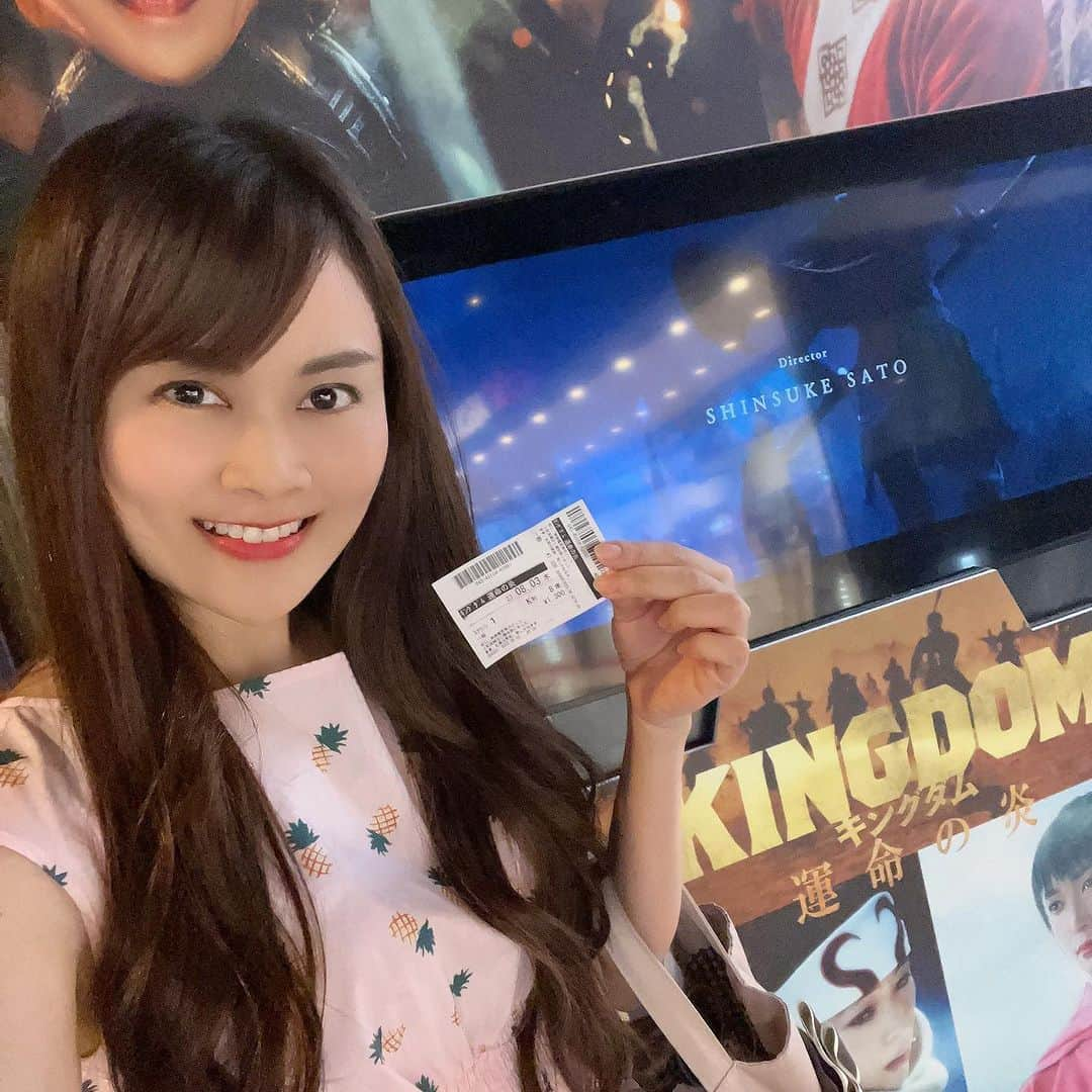 野本愛のインスタグラム：「楽しみにしていた キングダム @kingdom_movie  観てきました🥰✨✨  今回もすごく迫力があって 面白かったー😆❣️❣️  吉沢亮さんの目と 杏さんの母性を感じる芝居がよかった🥰💕 大沢たかおさんの存在感も💎✨  ど真ん中の観やすいVIPみたいな席で ラッキー👸✨✨  でも、これ完結するの 後何年かかるのかな？  みんなおじさん、おじいさんになっちゃったらどうしよう😂😂  あと、ウィッグの協賛 ナチュレーヌにして欲しい😆笑  次は何見ようかなー😆💕  #キングダム #キングダム3 #映画鑑賞 #映画鑑賞記録 #1人映画 #邦画 #邦画好き #山崎賢人 #吉沢亮 #大沢たかお #杏 #夜映画 #映画レビュー #映画部 #kingdom #japanesemovie」