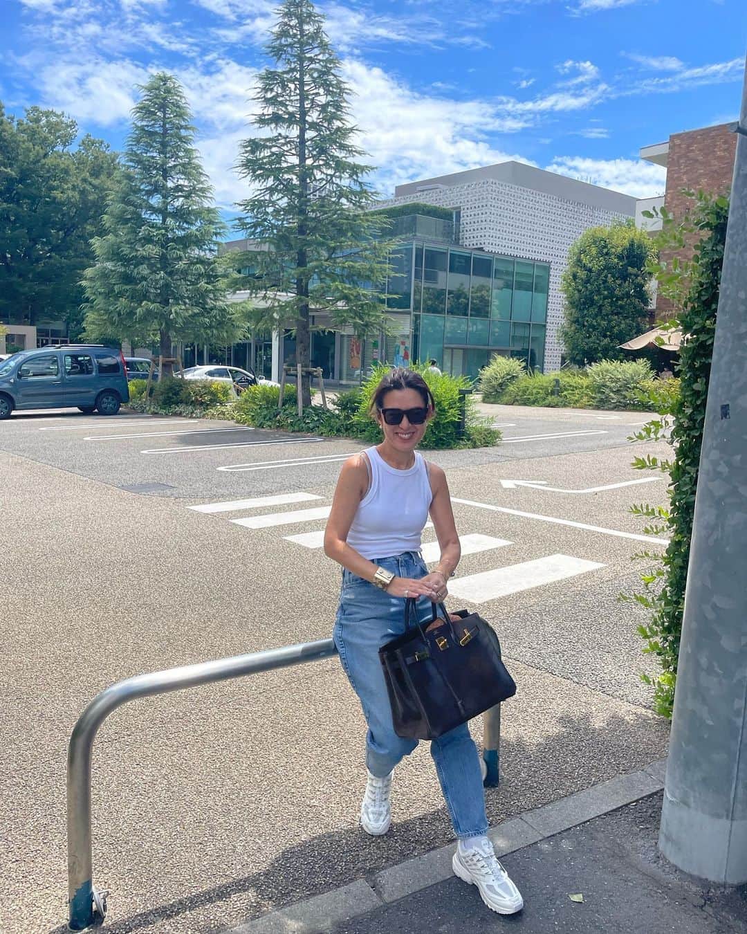 のインスタグラム：「おはよう🌞 スープ作って🍲、卵🥚とトマトの炒めも。食べるって本当に楽し😋 昨日コンプリートできなかったジュースも飲みました。  暑い暑い金曜日。  たくさん笑う１日になりますように。  明日は朝11時から @amarc_official でインスタライブを。 @ml.modernliving の高坂編集長と、自宅の家具を動かしたり、実際に小物を使ったりして、インテリアの実践を。以前募集した質問にお答えします‼️ @ml.modernliving ウェブでは、私の自宅の取材も載っていますので、是非見てください❤️ @gu_for_all_  @upperhights  #hermes  #salomon  #最近はずっとこんな感じ笑笑 #タンクトップにデニム #アメスリやタンクトップのときは @intimissimiofficial の #コットンブラ #下着に見えないので #ストラップは #気にしません」