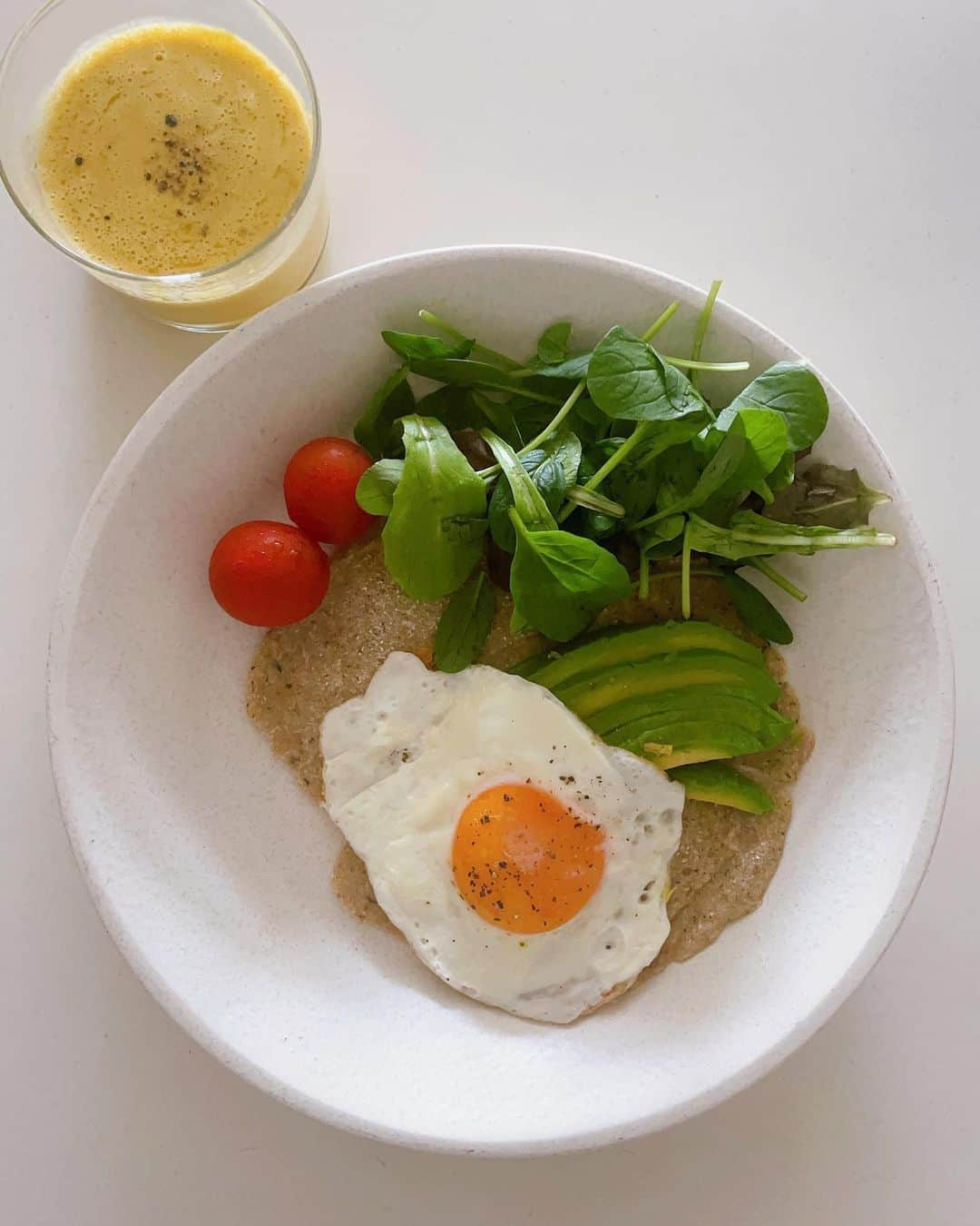 芝彰子のインスタグラム：「🍳  ある日の朝ごはん。  平飼い有精卵の目玉焼きに、 アボカド🥑とトマト🍅ベビーリーフ🥗 そば粉100%でガレット(油断して放ったら形が歪😅) オーツミルクで作ったコーンポタージュ🌽  お野菜は有機のもの。  .  国内の旅でお宿やホテルに行ったら 必ず和食🥢を選ぶけれど、 お家での朝ごはんは洋食派🍽️  以前は消化に負担のかからない スムージーや果物だけにしていた時もあるけれど 体の内側の冷えや、たんぱく質不足、 (プロテインに頼らず、できるだけ食べ物で摂りたい! ) エネルギー不足が気になり、しっかり食べる派に🌟  . .  #breakfast #organic #breakfastplate #fforganic_  #朝ごはん #モーニングプレート #オーツミルク  #コーンポタージュ #平飼い卵 #オーガニック」