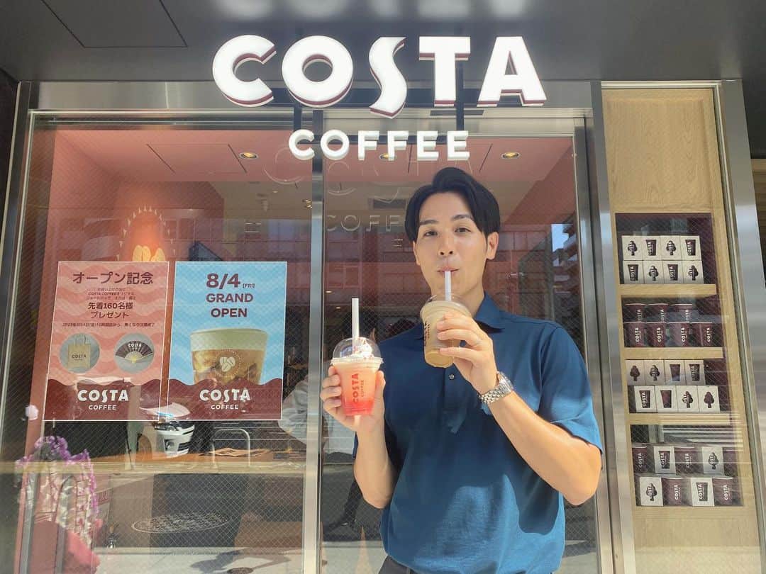 武隈光希のインスタグラム：「. コスタコーヒー1号店オープン🎉 . . . コンビニのペットボトルではお馴染み『COSTACOFFEE』の1号店へ取材に行きました！  いつでもどこでも楽しんでほしいということで初めて日本に店舗を構えたそうで、渋谷から表参道へいく途中にあるということもあり人気が出そうですね〜🔥  エスプレッソにミルクを加えた「フラットホワイト」は深みのある味わいで本当に飲んでほしい、、、 フラッペもいろんな種類があるので苦味が得意でない人も楽しめますよ〜！  取材で久しぶりに同期の勝野アナ(カツケン)に会ったので記念写真も撮りました！ 頑張っている姿を見て良い刺激を受けました💪  #コスタコーヒー #costacoffee #新店舗オープン #テレビ朝日 #アナウンサー #フジテレビアナウンサー #勝野健」