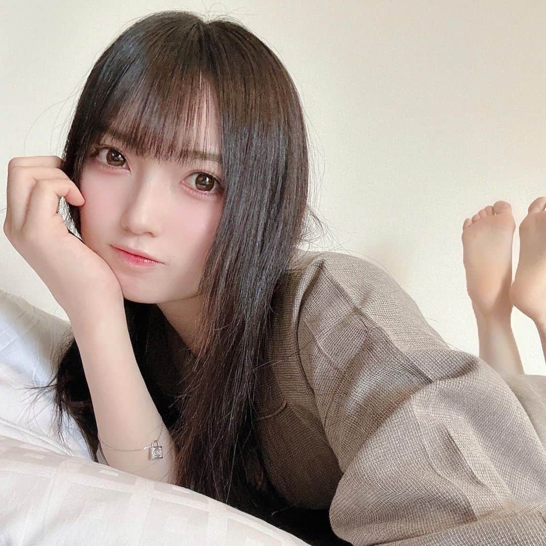 のインスタグラム：「おはよう☀️  まだ顔が眠そう…  みんなは起きてからすぐ動けるタイプー？？私は起きて15分くらいはベッドから動けないし動こうともしません！！！   #パジャマ  #朝  #morning  #goodmorning  #like  #likesforlike  #love  #photo  #photography  #photooftheday  #ootd  #ootdfashion  #fashion  #fashionblogger  #followforfollowback  #follow  #goodportraitworld  #girl  #instagood  #instadaily  #daily  #selfie  #自撮り  #自撮り界隈  #自撮り女子  #japan  #japanesegirl  #outfit  #いいね返し」