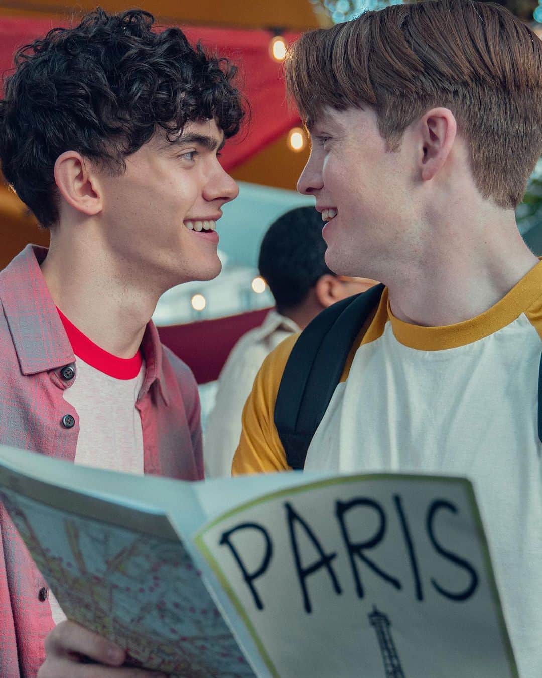 ELLE Brasilのインスタグラム：「Estava com saudades de Nick e Charlie? Os fãs de Heartstopper podem ficar tranquilos, porque a segunda temporada da série baseada no quadrinho de Alice Oseman acaba de chegar na @netflixbrasil e parece estar mais fofa do que nunca! Depois de finalmente ficarem juntos, o casal agora passa por novos desafios, uma excursão do colégio para a França e um baile de formatura. Quem vai assistir?」
