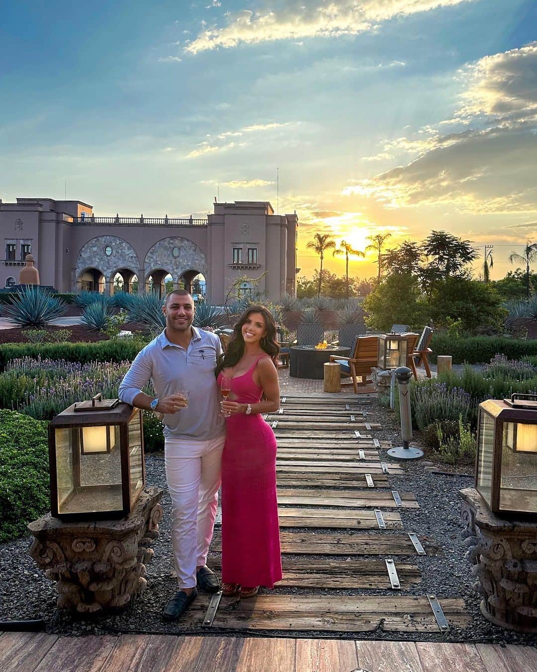 Ainsley Rodriguezのインスタグラム：「48 hours in Jalisco with @patron - how many margaritas is too many? 😝🤷🏻‍♀️ . In all seriousness I have a newfound respect for this company. Great tequila with no additives is one thing but it’s extremely impressive when a company this large actively chooses to do the right thing for people and the environment. They could easily automate a LOT of their processes and instead they choose to provide jobs to those in the country and the authenticity shows ❤️ . PS - am I ignorant or did no one else know this was Paul Mitchell’s tequila? Lol. Yes the hair products! 🤷🏻‍♀️ . #patron #mexico #tequilatime」