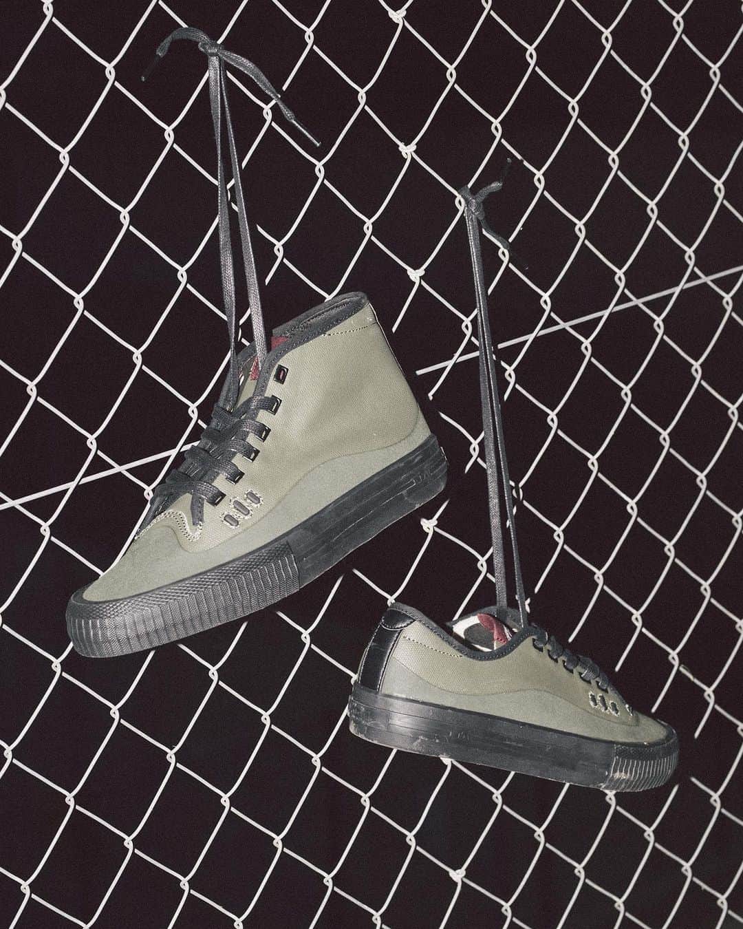 オースティン・ジレットのインスタグラム：「Got some new colorways in my shoe, including the new mid top if that tickles your fancy 👀 @globebrand_skateboarding Available in Dark Olive/ Black , Black / Cream & Black / black suede」
