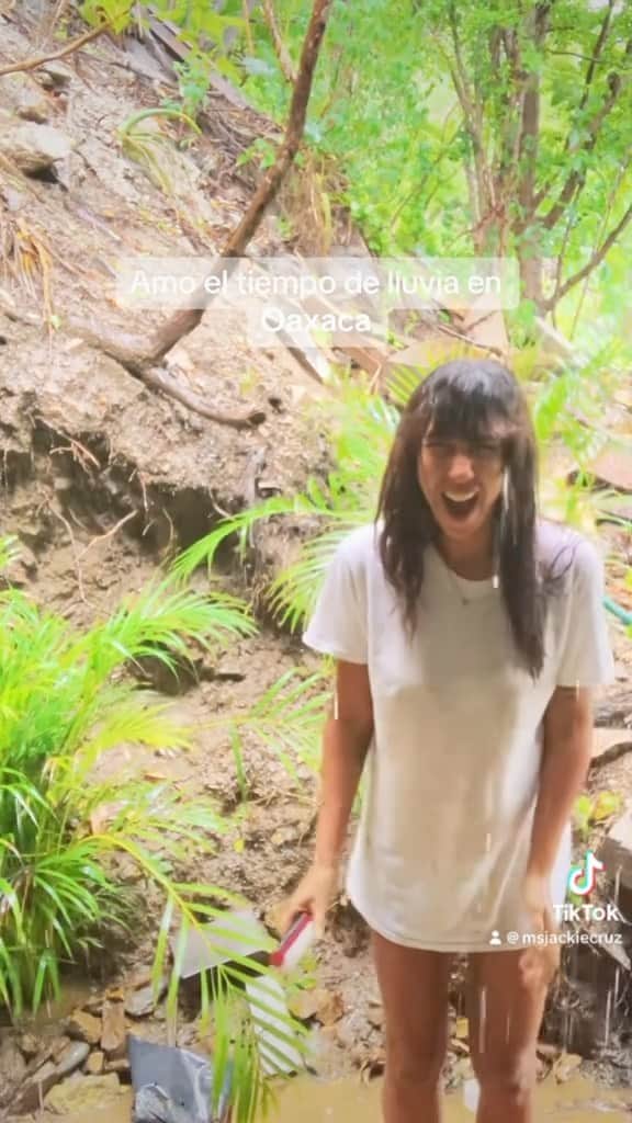 ジャッキー・クルーズのインスタグラム：「Amo el tiempo de lluvia en Oaxaca. Feeling mad good after drinking rain water. Have you tried it before? Let me know.」