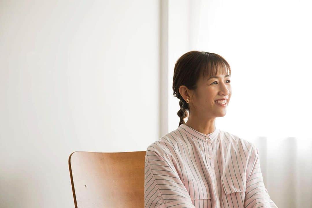 前田有紀のインスタグラム：「心の声に耳を澄ませて「なりたい自分になる」  人よりも胸を張れるような得意なことがなくて、20代半ばに自信のない中で社会生活を過ごしてきた私は、30代、40代とコツコツと自分の心の声に沿って、いろんなチャレンジをしてきました。少しずつ自分の中の出来ることが増えていって、人と比べることの意味を感じなくなり、ちょっとずつ霧が晴れていくように生きやすくなったと思います。 いまは、壁にぶつかったり悩むことはあっても、自分のしたいことは明確で、力強く生きられるようになった気がします。  再春館製薬所さんのメディア「私らしく。」でご取材いただいた「私らしい！あの人」記事が公開になりました。 よかったらぜひご覧ください。 同サイトに大好きな吉本ばななさんの「心のおやつ」のコラムもあり、読み応えのある記事がたくさんありました。  hair&make up  : @pikarin_hairmakeup」