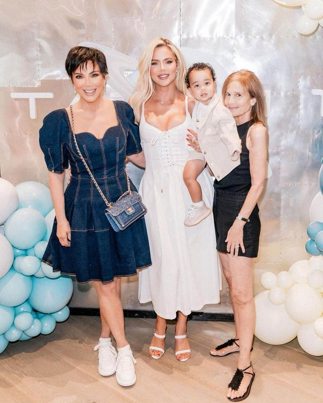 クリス・ジェンナーのインスタグラム：「Tatum’s first birthday 🩵🚀 @khloekardashian @cicibussey」