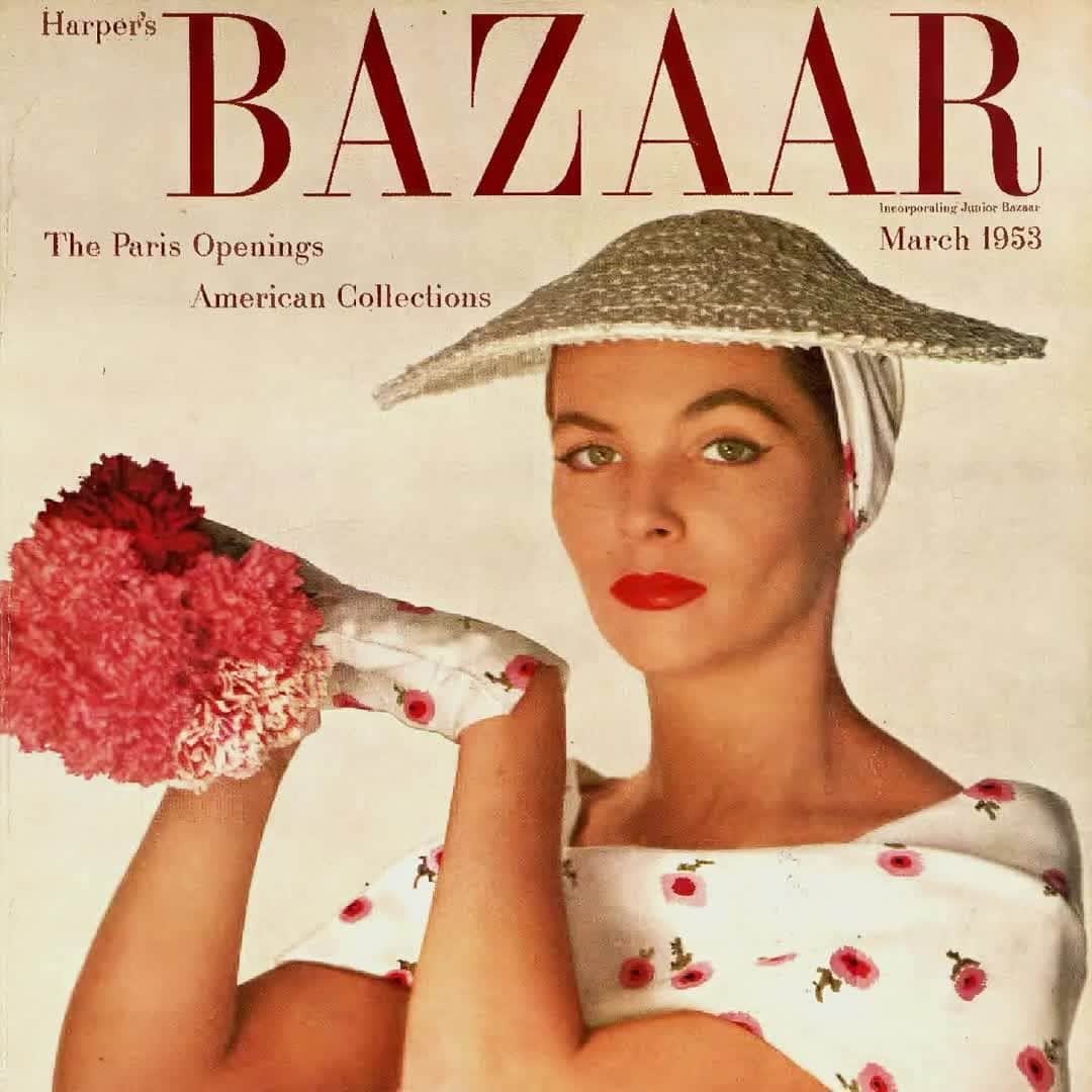 ShopBAZAARのインスタグラム：「If you’re looking for a housewarming gift a bit more personal than the standard bottle of their favorite beverage, search no further. Get them something that fits their interior aesthetic that they’ll actually put out on display. Based off vintage @harpersbazaarus covers, scroll below to find three themed gifting collections.」