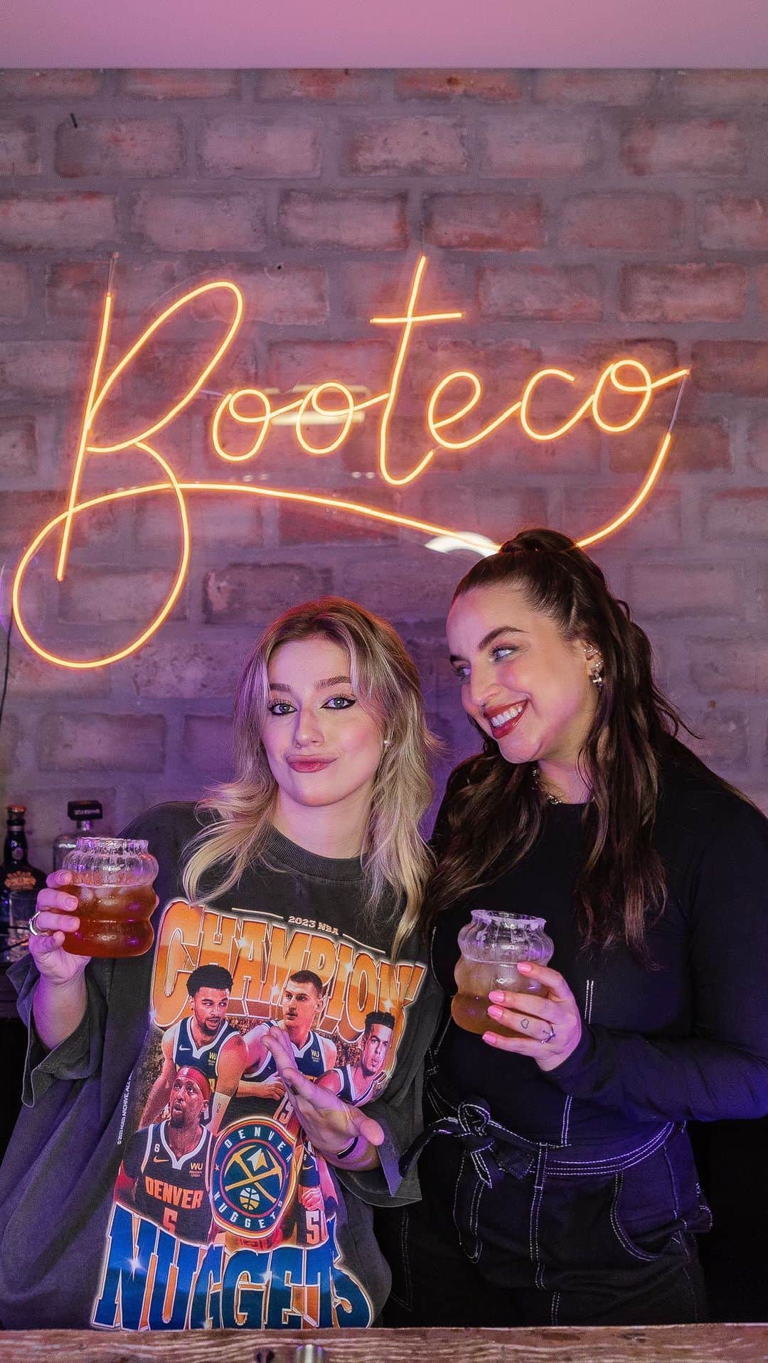Bruna Unzuetaのインスタグラム：「Vocês pediram taaaanto e como o pedido de vocês é uma ordem, hoje nosso Booteco tem uma convidada especial…com vocês…🥁🥁 @gianaalthaus   DRINK COZUMEL:  - 1 lata de cerveja de sua preferência. - 5 cubinhos de gelo. - Suco de 1/2 limão. - Sal a gosto.」