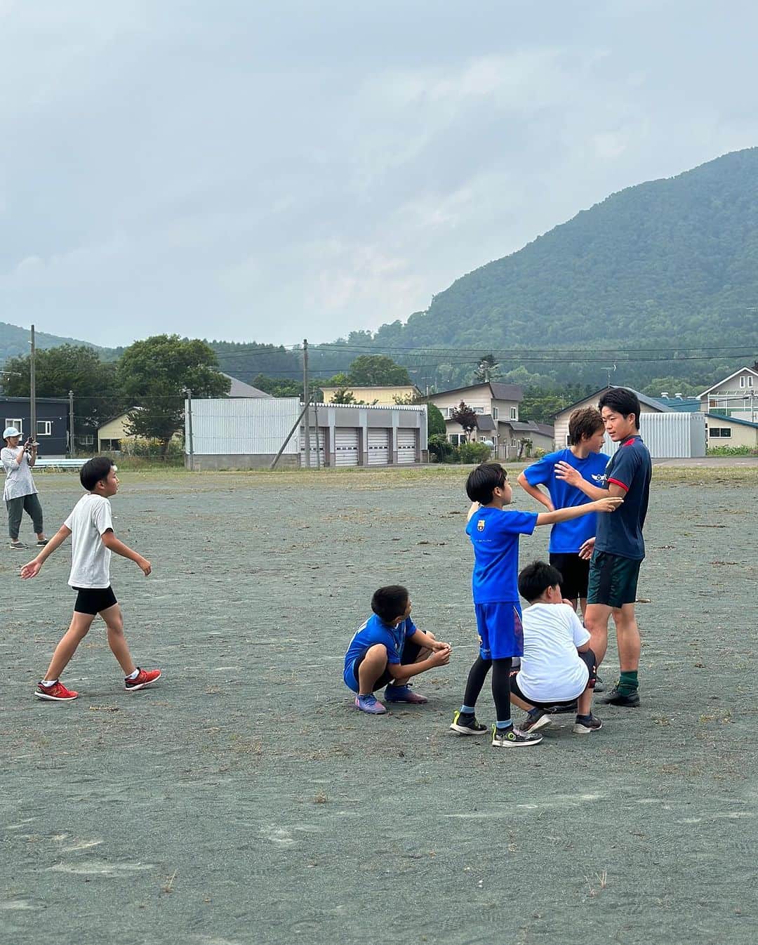 Sayaka.Mさんのインスタグラム写真 - (Sayaka.MInstagram)「. 北海道観光大使が大学生の取り組みを応援📣  学生ボランディアの方々が留守都町で サッカーを教えるという事で⚽️参加  参加しにきっかけは秩父別町出身である 運営の越智君が、自分が小さい時に 中々人口が少なくて試合をしたり 教えてもらうのが困難な環境にあり  そんな子供達に教えてあげたい！という 優しい気持ちからスタートしています。  今回は近くの近隣から約25名近くが 集まりまり、北海道新聞📰の取材も  サッカーは未経験の子供達もスキルアップできましたー😁👌 何より、楽しめたのが良かった  取り組みに賛同してくれた人が沢山出来たら嬉しいな🫰💓  #サッカー #サッカー女子 #サッカー少年 #サッカースクール #サッカートレーニング #サッカーキッズ #留守都 #ルスツ #アントレナーシップ #北海道大学 #北大」8月4日 8時25分 - insta.sayaka