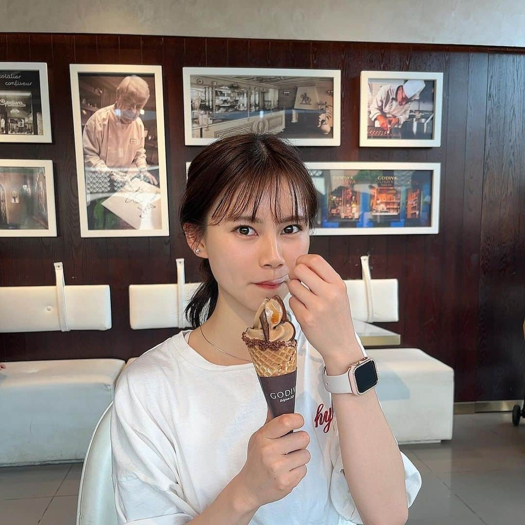 竹村佳奈さんのインスタグラム写真 - (竹村佳奈Instagram)「🍦🫧  最近アイスばっかり食べてしまう🫠 GODIVAのソフトクリームは最高に美味しい」8月4日 8時37分 - takemura__kana