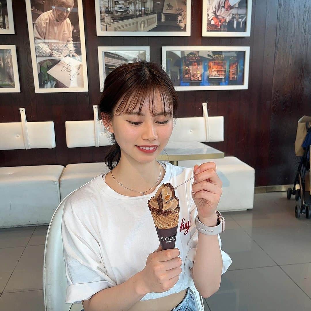 竹村佳奈さんのインスタグラム写真 - (竹村佳奈Instagram)「🍦🫧  最近アイスばっかり食べてしまう🫠 GODIVAのソフトクリームは最高に美味しい」8月4日 8時37分 - takemura__kana