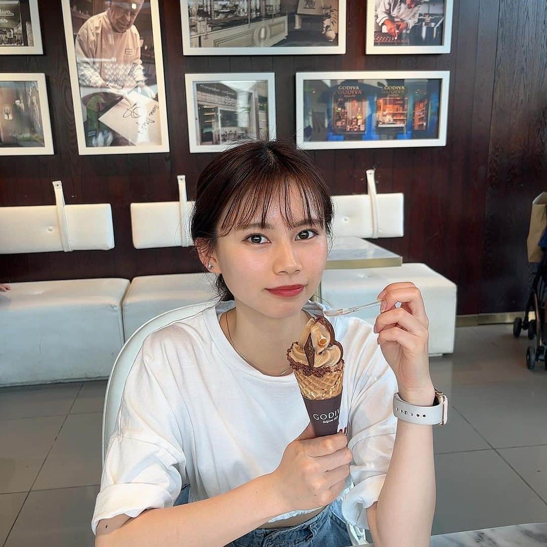 竹村佳奈のインスタグラム：「🍦🫧  最近アイスばっかり食べてしまう🫠 GODIVAのソフトクリームは最高に美味しい」