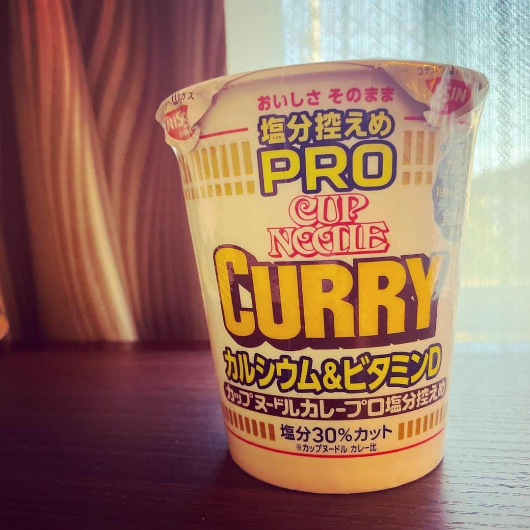 佐野史郎さんのインスタグラム写真 - (佐野史郎Instagram)「#何事も挑戦 ‼︎😅 #cupnoodle #curry #塩分控えめ #カルシウム&ビタミンD #カップヌードルカレープロ塩分控えめ #血圧 気になる方に？ #腎臓 のことを考えながら #スープ はあまり飲まない #たまにはいいかな ?😝」8月4日 8時38分 - sanovabitch