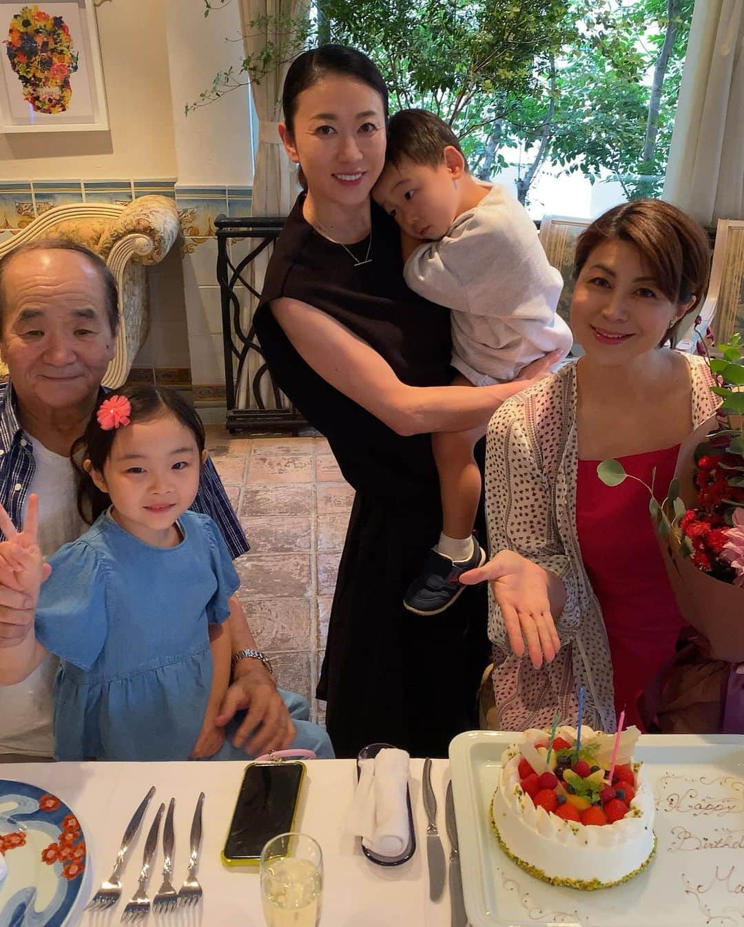 田中雅美さんのインスタグラム写真 - (田中雅美Instagram)「7月16日は真衣のお誕生日🎂🎊💖  ・ ・ この日は3度目のお祝い🤣笑笑 おめでとう💖  ・ ・ 「幸せになれ〜」  ・ ・ ってか、声低っ🤣笑笑  #中村真衣 #お誕生日 #おめでとう #幸せになれ #いつもありがとう #低音ボイス」8月4日 8時38分 - tanakamasami_official