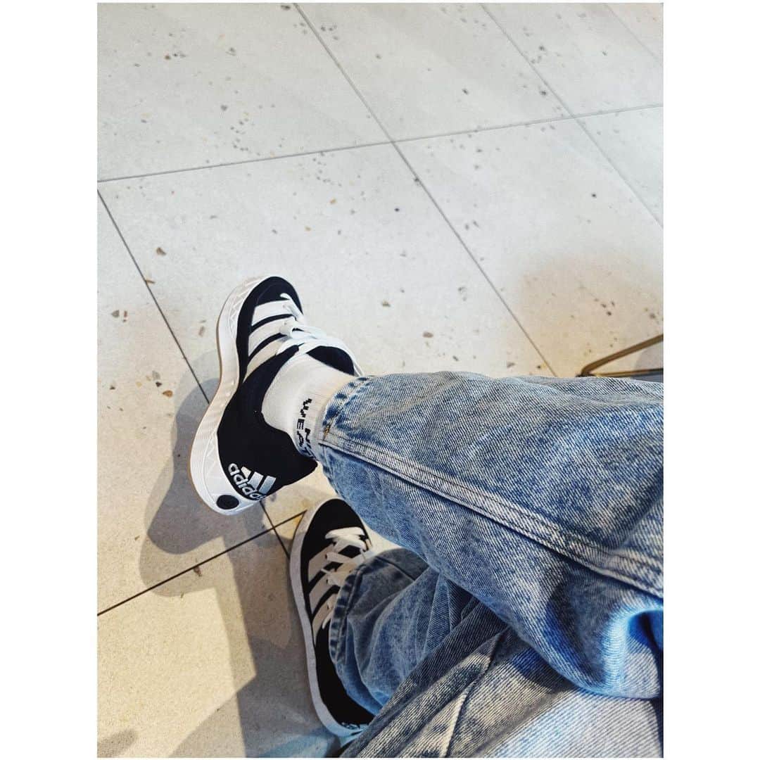 小口桃子のインスタグラム：「①数年ぶりのadidas👟 きゃしおすすめのadimaticを買いました！ 靴下は @niceweather.seoul  ⁡ ②ソンスの古着屋さん ⁡ ③暑さに挫けそうになった時に救われたスイカジュース🥤こんな量飲み切れるかよって思いましたが余裕でした…！」