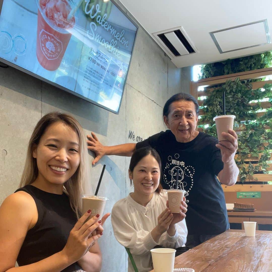 Ken Harakumaのインスタグラム：「IYC表参道スタジオ、ケンハラクマ早朝マイソール後のスムージータイム❣️ @ficoandpomum  @miyuki_yogalife  @rokoroko404  #アシュタンガヨガ  #マイソールクラス  #表参道  #表参道カフェ  #ケンハラクマ」