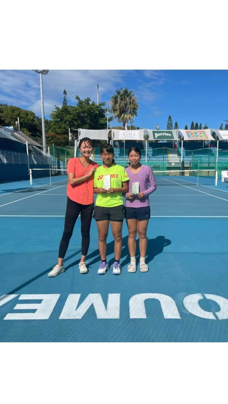 西口真央のインスタグラム：「ニューカレドニア遠征🎾 ITF Jr. J30 NOUMEA 🇳🇨  両選手、2週とも最終日に残り奮闘🥇🥇🥇🥈✨  コート上では刺激を与え合いながら、宿に帰ったら仲良く勉強を教えてあげていたり、一緒に歌ったり🤣🎤 毎日元気良くあっという間の2週間でした！！  ニューカレドニアはかなり物価が高く、ほぼ毎日が朝昼晩自炊でしたが 天使のエビをボイルして食べたのが1番美味しかったなあ🦐w  NAOMI KOKONAお疲れ様でした😉🥥  #ITFJr #itfjuniors  #テニス #テニス遠征 #ジュニアテニス #ニューカレドニア #NewCaledonia #ココナッツメディシンボール #2,1kg #毎日がライブ #ずっと歌ってる 🥥 #天使のエビ #甘みたっぷり #この世で1番好きな食べ物は #エビ #AB型」