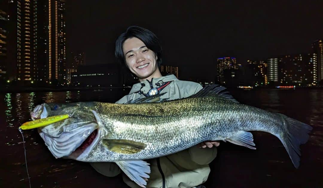 外山将平のインスタグラム：「こちらもスネコン130TGのカラーテスト釣行にて🎣 湾奥運河モンスター出現🐟 体高やばすぎの86cm。 重さと、太さが半端なかったです。 ヒットルアーはスネコン130TG やってくれました。　　　　　　　　　　 　　　　　　　　　　　　　　 #BlueBlue #アングラーズマイスター　　　　　　　　　　　　　　　　　　　　　　　　　　　　　　　 #スネコン130TG #スネコン　　　　　　　　　　　　　　　　　　　　　　　　　　　　　　　 #イエロータビークリア　　　　　　　　　　　　　　　　　 #钓鱼 #每日穿搭 #시바스 #농어　　　　　　　　 　　　　　　　　　　　　　　　　　　　 　　　　　　　　　　　　　　　　　　　　　　　　　　　　　　　　　　　　　　　　　　　  ◆釣りにかかわらず､出たゴミは持ち帰りましょう！ 一人一人の意識で自然は守れます。 釣り場､自然を大切に🐟　　　　　　　　　　　　　　　　  ◆キャスト時は必ず後方確認をして ルアーや針が歩行者､同行者に当たらないようにしましょう。　　　　 　　　　　　　　　　　　　　　　　　　　　　　　　　　　　　 ◆釣り際はライフジャケット着用をお願い致します。　　　　　　　 命を守りましょう！　　　　　　　　　　　　 　　　　　　　　　　　　　　　　　　　　　 ◆YouTube⇩(始めました！チャンネル登録お願いします！) https://youtube.com/channel/UC07x3DbJCNv_gAFvAjaWQMQ　　　　　　　 　　　　　　　　　　　　　　　　　　　　　  ◆アングラーズ↓🎣 外山将平 https://anglers.jp/users/530231 こちらもチェックお願い致します🐟　　　　　　　  ◆Twitter↓ https://mobile.twitter.com/syohei_1108 こちらもフォロー宜しくお願い致します！🙇‍♂　　　　　 　　　　　　　　　　　　　　　　　　　　　　　　　　　　　　　　　　　　　　　　　　　　　　　　　　　　　　　　　　　　　　　　　　 　　　　　　　　　　　　　　　　　　　　　　　　　　　　 #今日の外山 #俳優 #外山将平  #釣り好きな人と繋がりたい #釣りスタグラム #シーバス #東京湾奥 #釣りの成長記録 #釣りで人生を豊かに  #fishing #lure #bass #fish #fishinglife #bigfish  #instafish  #bassfishing #seabass」