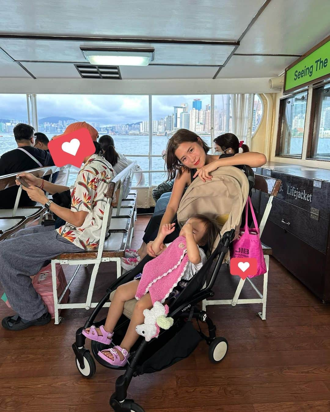 yuiのインスタグラム：「右を見ても左を見ても懐かしい〜🚢とゆう言葉しか出ない香港🇭🇰 香港島サイドから船で移動中♡ . トランジットでランチを食べに寄った時以来の4年振りの香港かな?! 本当によく遊びに来ていたし、よく食べよく買い物もした街。 歩いてると、あ！ここ、あれ買ったお店だ😍😆とか、あのお店無くなってるなーとか、懐かしかった🇭🇰🇭🇰  . ボリードが40万だった時代。 もっと買っておけばよかった😅 .  #香港#yuitrip✈️ #ゆい旅」