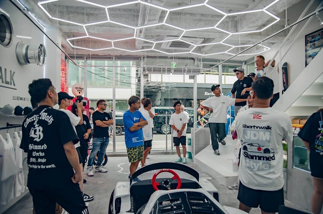 Wataru Katoさんのインスタグラム写真 - (Wataru KatoInstagram)「LIBERTY WALK TOKYO @libertywalk_tokyo_harajuku  今日からLIBERTY WALK TOKYO OP 早朝から行列😆 今日からよろしくお願いします🙇‍♀️ @minigtofficial  @yokohama.rubber_jp  @nissan @nissanjapan  #libertywalk #lbworks #minigt #nissan #nissangtrr35  #hotwheels #widebody  #new#op#行列 #nissanskyline  #limitededtion #thank #forsale #instagram  #goldenretriever  #goldminicar #minicar #hobby」8月4日 9時07分 - libertywalkkato