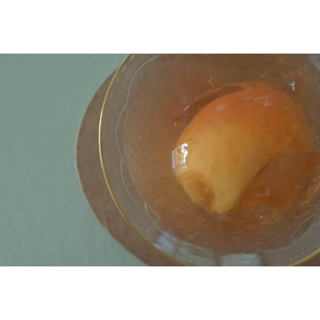 journaleatripのインスタグラム：「peach  暑い最中の来客に用意した 冷たく冷やしたモモ。 ジュレは桃の皮🍑からでたピンクとルバーブの酸味、テラスのハーブ達。  でも出し忘れた。 思い出になる夏のよき暑い1日を振り返る朝 …。」