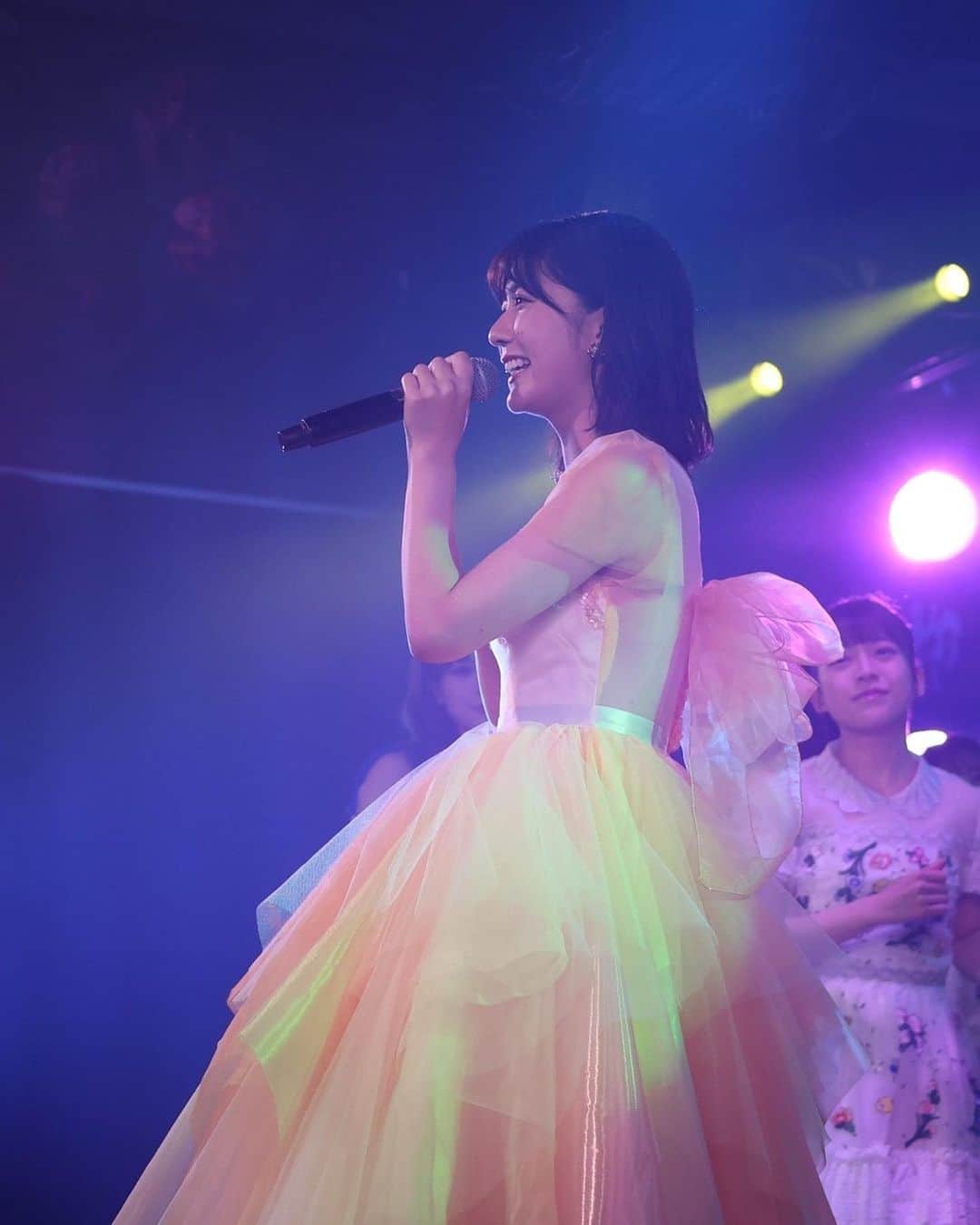 清水麻璃亜さんのインスタグラム写真 - (清水麻璃亜Instagram)「* 8月1日、AKB48を卒業しました🌼 ３日経った今でも卒業公演で感じた幸せで胸がいっぱいです。ありがとうございます！ 卒業公演も、そしてこの９年間も、ほんっっっとに楽しかった！！  小学生のころに出会ったAKB48を大好きになって、劇場公演の映像を毎晩見るのが日課でした。AKB48の真似をして毎日歌って踊ってる私に「そんなに好きだったら自分がAKBになっちゃえばいいじゃん」と笑いながら発した兄の言葉が今でも忘れられません！ 今思うとあれがきっかけだったのかもしれません🤝🏻 それから何度もオーディションをこっそり受けては落ちてを繰り返し、諦めかけた頃に初めて行った握手会で、やっぱりアイドルになりたい！と強く思ったのを覚えてます😌 その直後にチーム8のオーディションを知らされて、群馬県代表としてAKB48に加入する事になりました！夢って叶うんだ…と感動したけど、いざチーム8として活動してみると、思っていたような活動ではなくて、私たちはAKB48なのにAKB48じゃないんだと落ち込んだ時もありました。 でも私達なりに私達の活動を続けていたら、一緒に全国を回ってくれるファンの方や、会いに行くのを待っていてくれるファンの方が増えて、どんどん仲間が増えていく感覚になりました🐝 何度も言うけど、メンバーもスタッフもファンの皆さんもみんな合わせてのチームだったと思うんです！ そんな仲間達と日本全国を回って、地域の方と近づけるようなイベントに参加したり、いろんなホールやアリーナの大きなステージに立って、夢のような景色をたくさん見ることができました。 今でも忘れられない景色や音がたくさんあります。 そんなかけがえの無い思い出や経験をさせてくれたチーム8と、チーム8で過ごした時間は私の宝物です！！ 改めて、チーム8を愛してくれてありがとうございました！  AKB48を好きだった私が、AKB48に入ったら自分を好きになってくれる人にたくさん出会えました。 私以上に喜んでくれたり悔しがってくれたり、熱く想ってくれる方にたくさん出会いました。 そんな皆さんのおかげで、苦しい事も乗り越えられたし、厳しい事も挑戦できたし、楽しいことはより楽しむ事ができました！そしてアイドルとしてステージに立つことができた🌻 昔から応援してくれた方も、最近好きになってくれた方も、途中で離れてしまった方も、皆さんに心から感謝しています。 そんな皆さんに、まりあを好きでいてよかったとまりあを選んだ自分は正解だったと思ってもらえる日が来るよう、これからまた頑張って行きたいと思います！  職業アイドルは卒業しましたが、これからもみなさんのエネルギーになりたいし、一緒に一喜一憂したいし、楽しい時間は共有し、ちょっとでも背中をおせる、アイドルのような存在でいられたらと思います🔥  清水麻璃亜として、今後も自分らしくコツコツとマイペースに前に進んでいけるよう精進します！ 見守っていただけたら、いや、付いてきていただけたら嬉しいです！  とにかく、ほんとにほんとに楽しかった！ おばあちゃんになってもいつ思い出しても輝いてる９年間でした。この輝きを超えるような日々をこれから迎えられるように、頑張ります！！！ これからもよろしくお願いします！！ 💐」8月4日 9時23分 - gn___maria