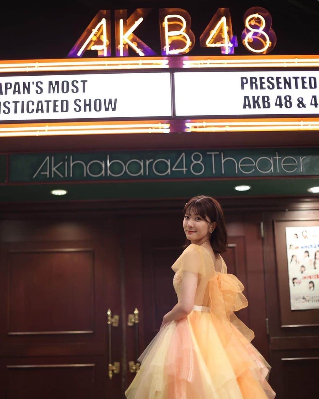 清水麻璃亜のインスタグラム：「* 8月1日、AKB48を卒業しました🌼 ３日経った今でも卒業公演で感じた幸せで胸がいっぱいです。ありがとうございます！ 卒業公演も、そしてこの９年間も、ほんっっっとに楽しかった！！  小学生のころに出会ったAKB48を大好きになって、劇場公演の映像を毎晩見るのが日課でした。AKB48の真似をして毎日歌って踊ってる私に「そんなに好きだったら自分がAKBになっちゃえばいいじゃん」と笑いながら発した兄の言葉が今でも忘れられません！ 今思うとあれがきっかけだったのかもしれません🤝🏻 それから何度もオーディションをこっそり受けては落ちてを繰り返し、諦めかけた頃に初めて行った握手会で、やっぱりアイドルになりたい！と強く思ったのを覚えてます😌 その直後にチーム8のオーディションを知らされて、群馬県代表としてAKB48に加入する事になりました！夢って叶うんだ…と感動したけど、いざチーム8として活動してみると、思っていたような活動ではなくて、私たちはAKB48なのにAKB48じゃないんだと落ち込んだ時もありました。 でも私達なりに私達の活動を続けていたら、一緒に全国を回ってくれるファンの方や、会いに行くのを待っていてくれるファンの方が増えて、どんどん仲間が増えていく感覚になりました🐝 何度も言うけど、メンバーもスタッフもファンの皆さんもみんな合わせてのチームだったと思うんです！ そんな仲間達と日本全国を回って、地域の方と近づけるようなイベントに参加したり、いろんなホールやアリーナの大きなステージに立って、夢のような景色をたくさん見ることができました。 今でも忘れられない景色や音がたくさんあります。 そんなかけがえの無い思い出や経験をさせてくれたチーム8と、チーム8で過ごした時間は私の宝物です！！ 改めて、チーム8を愛してくれてありがとうございました！  AKB48を好きだった私が、AKB48に入ったら自分を好きになってくれる人にたくさん出会えました。 私以上に喜んでくれたり悔しがってくれたり、熱く想ってくれる方にたくさん出会いました。 そんな皆さんのおかげで、苦しい事も乗り越えられたし、厳しい事も挑戦できたし、楽しいことはより楽しむ事ができました！そしてアイドルとしてステージに立つことができた🌻 昔から応援してくれた方も、最近好きになってくれた方も、途中で離れてしまった方も、皆さんに心から感謝しています。 そんな皆さんに、まりあを好きでいてよかったとまりあを選んだ自分は正解だったと思ってもらえる日が来るよう、これからまた頑張って行きたいと思います！  職業アイドルは卒業しましたが、これからもみなさんのエネルギーになりたいし、一緒に一喜一憂したいし、楽しい時間は共有し、ちょっとでも背中をおせる、アイドルのような存在でいられたらと思います🔥  清水麻璃亜として、今後も自分らしくコツコツとマイペースに前に進んでいけるよう精進します！ 見守っていただけたら、いや、付いてきていただけたら嬉しいです！  とにかく、ほんとにほんとに楽しかった！ おばあちゃんになってもいつ思い出しても輝いてる９年間でした。この輝きを超えるような日々をこれから迎えられるように、頑張ります！！！ これからもよろしくお願いします！！ 💐」