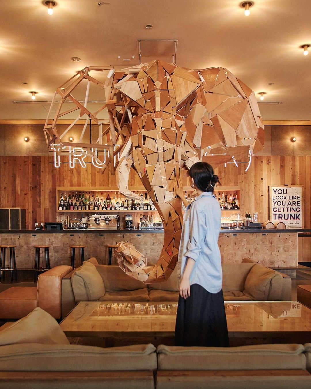 TRUNK(HOTEL)のインスタグラム：「【NEW LOUNGE INSTALLATION ART】  進化ってなんだろう？  種類ごと 環境ごとに変化する木々 一人一人の素質に目を向けて 既にある魅力を蘇らせることのできる 人間へ進化する  スクラップアンドビルドではない 文化と景色の残し方だってきっと美しい 進化の一つ  里山と同じで ほったらかしでは生まれない ちょうどいいバランスを  既にある小さな幸せ集め 愛でられる時代へ  偶然を楽しむように 美しい生き物の一部になった piecesと共に 未来へ向かって  location : TRUNK(HOTEL) - TRUNK(LOUNGE) title : pieces artist : Seiya Kaji  @19960308sk @trunkhotel_catstreet   AUGUST 4 ~  What does evolution truly mean?  The trees evolve with each species and its surroundings,Directing attention to the potential within each person,Progressing into humans who can revive existing charm. It's not about scrapping and rebuilding,But rather, a graceful way of preserving culture and landscapes,A beautiful form of evolution. Like the rustic countryside,It doesn't come into being by neglect,But finding just the right balance. Collecting the existing little joys,Transitioning into an era of cherished love. Embracing chance with joy,Becoming a part of beautiful living creatures,Together with the pieces, heading towards the future.  #trunk #trunkhotel #trunklounge #socializing #hotel #tokyo #jingumae #harajuku #lounge #artwork #art #sculpture #sculptures #animal #wood #scrap」