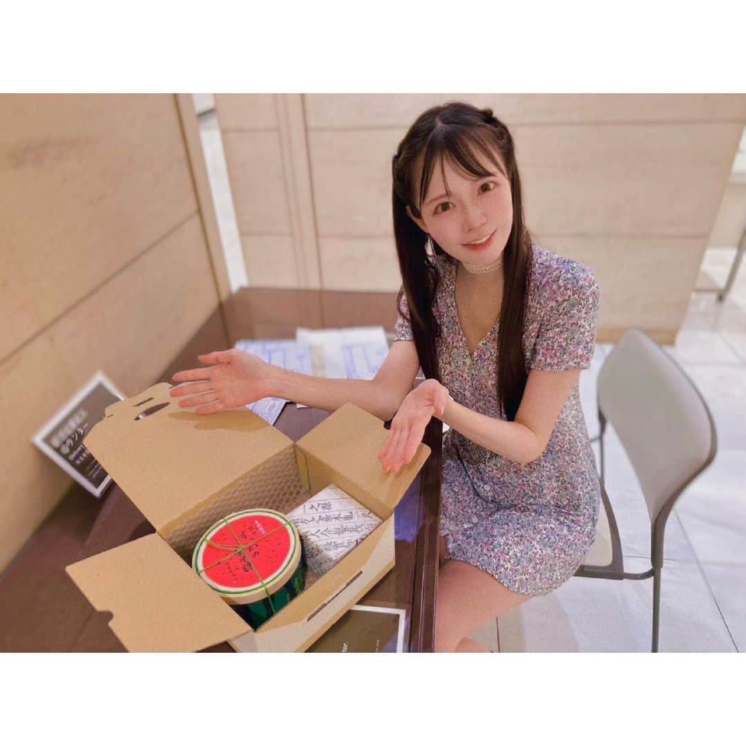 小泉みゆきのインスタグラム：「お中元〜🎐 暑中見舞い〜🍉 自分で買うて、ちゃんと手続きしたよ！！！😤 スタッフさんにはひとりでやりきれるってめっちゃ言うたけど、変わらず全く信用されてなくて、横でずっと監視されとった。 まあおかげで、ちゃんと記録写真が撮れたわけなんやけど。 この週末あたりには届くと思う〜」