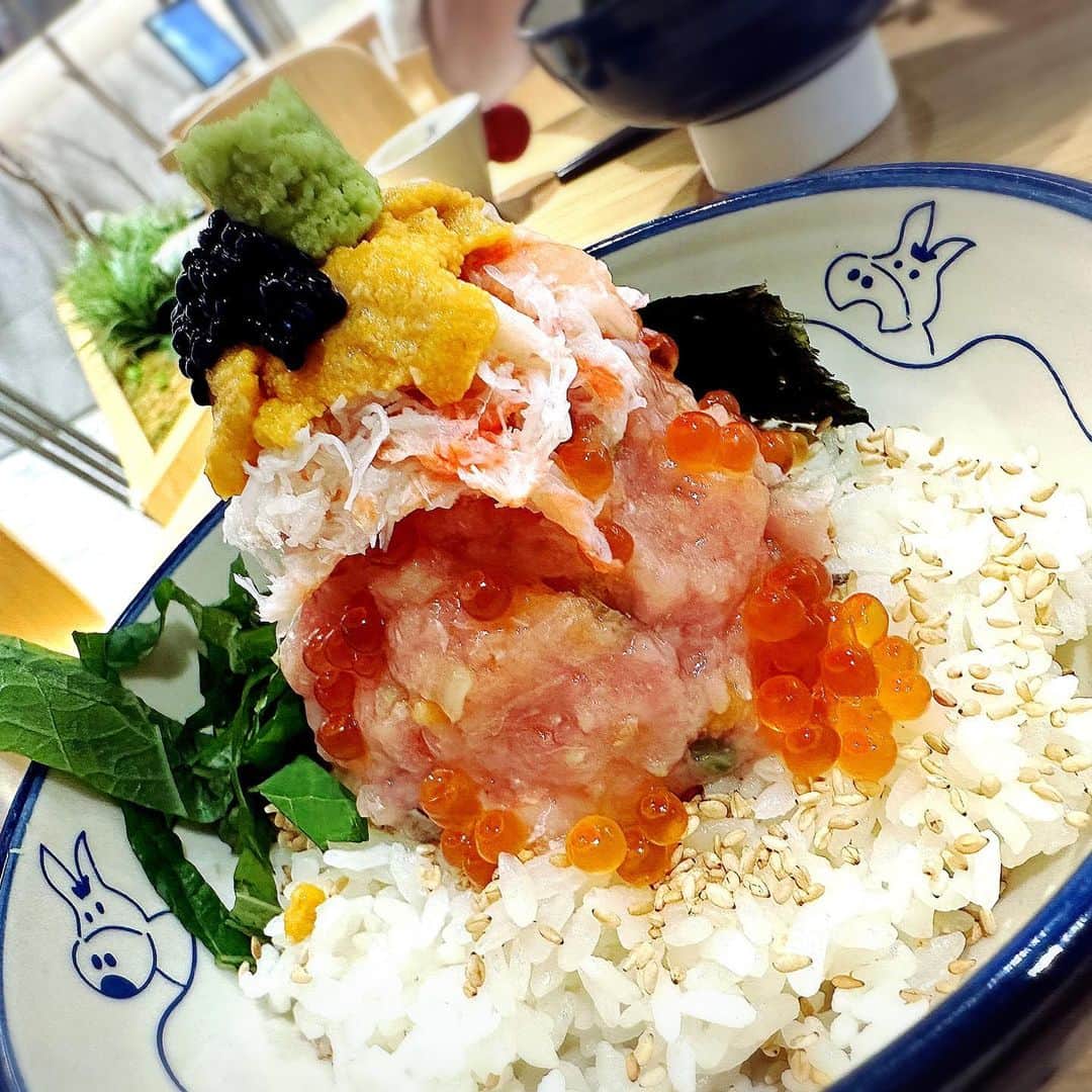 とぎもちさんのインスタグラム写真 - (とぎもちInstagram)「. 【三成駅 🇰🇷 삼성역】  三成駅の現代百貨店のレストラン階にある イツロバ（이츠로바）！  盛り盛りの海鮮丼のお店で かなり贅沢に 新鮮なお刺身がドバッと😍😍  ネギトロ的な感じで 口の中でとろける。。  キャビアやウニも乗って 贅沢すぎた~😭💓  #イツロバ #三成駅 #三成駅グルメ #三成駅coex #三成駅ランチ #韓国 #韓国ランチ #韓国ブランチ #韓国グルメ #이츠로바 #이츠로바카이센동  #이츠로바현대백화점무역센터점 #코엑스 #삼성역 #코엑스맛집 #삼성역맛집 #맛집 #とぎもちCOEX #とぎもち三成駅 #とぎもちイツロバ #とぎもち海鮮丼」8月4日 9時32分 - togistagram