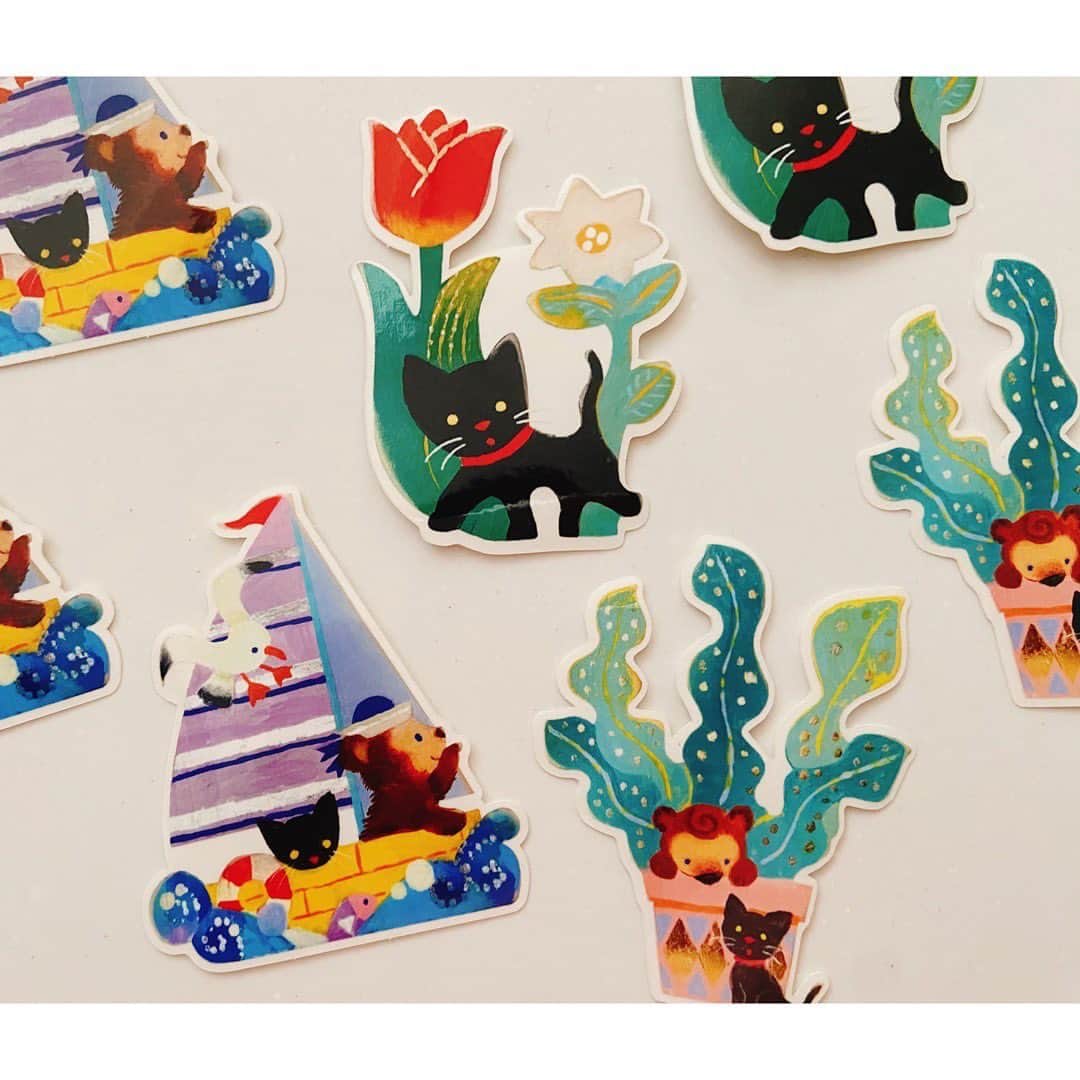 おおで ゆかこのインスタグラム：「スウェーデン発　ステッカー制作会社StickerAppさんとのコラボでステッカーを作りました✨ 個展で販売予定です。  フォロワーのみなさまにお使いいただける20％オフのクーポンコード【8RMX5A】が8/6まで有効ですのでよろしければ✨  @stickerapp_jp @stickerapp」