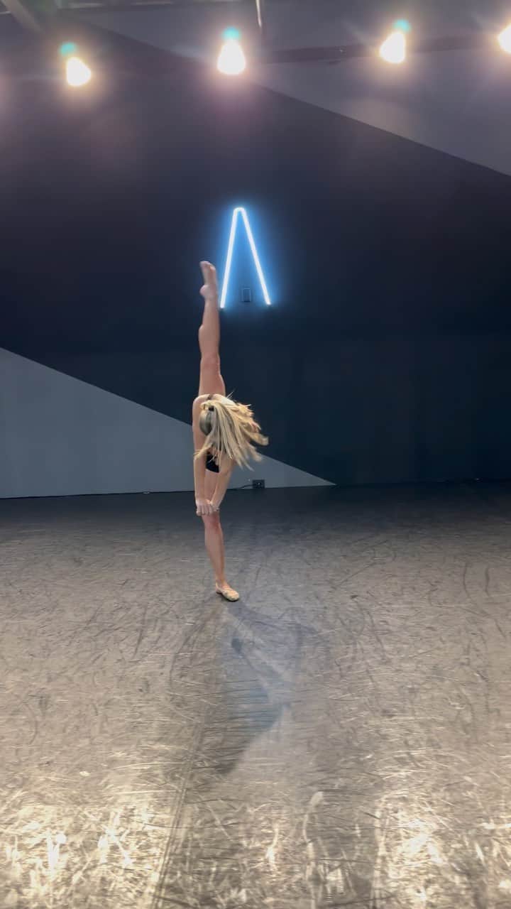 オータム・ミラーのインスタグラム：「Contemporary Love ♥️  Dancer @autumnmiller  Music @revemtl  Space @thespacetv   #reels #dance #dancer」