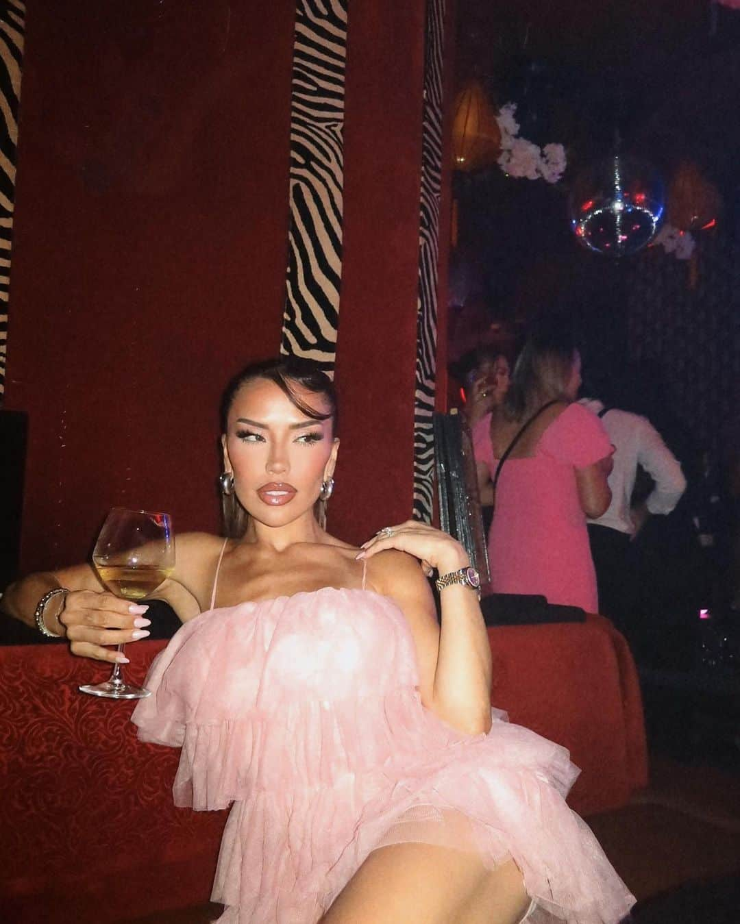 iluvsarahiiさんのインスタグラム写真 - (iluvsarahiiInstagram)「Living my best life in my loofah  dress 🫧🎀  Dress @revolve #moretocome dress」8月4日 9時43分 - iluvsarahii