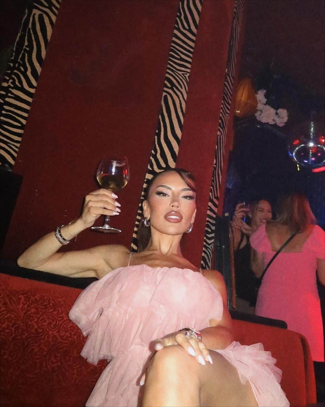 iluvsarahiiさんのインスタグラム写真 - (iluvsarahiiInstagram)「Living my best life in my loofah  dress 🫧🎀  Dress @revolve #moretocome dress」8月4日 9時43分 - iluvsarahii