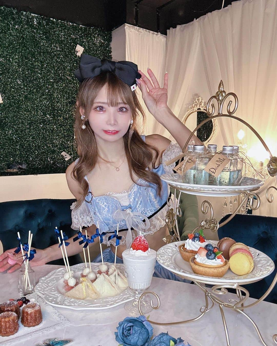 姫宮まほれのインスタグラム：「新宿にグランドオープンしたコンカフェ「Lalice」さんのレセプション行ってきました🫧  店内はアリスイメージで凄く可愛い...！ 持ってるパフェもメニューにあるのだけど凄く美味しかった♡ 可愛いしカフェっぽい雰囲気なのも 落ち着く一(՞ ܸ.ˬ.ܸ՞)”  8/26 には 早速ゲスト出勤させて頂きます✨ 千夢 @chimurin_cos ちゃんと一緒です。   はじめての所でゲストは凄く久しぶりで緊張…是非遊びに来てください🥹  一緒に乾杯しましょう🥂  #コンカフェ #コンカフェキャスト#コンカフェ求人 #新宿コンカフェ #歌舞伎町コンカフェ ＃自撮り界限#アイドル衣装 #コンカフェ嬢#ゲスト出勤#推してください  #撮影会モデル #コスプレイヤーと繋がりたい」