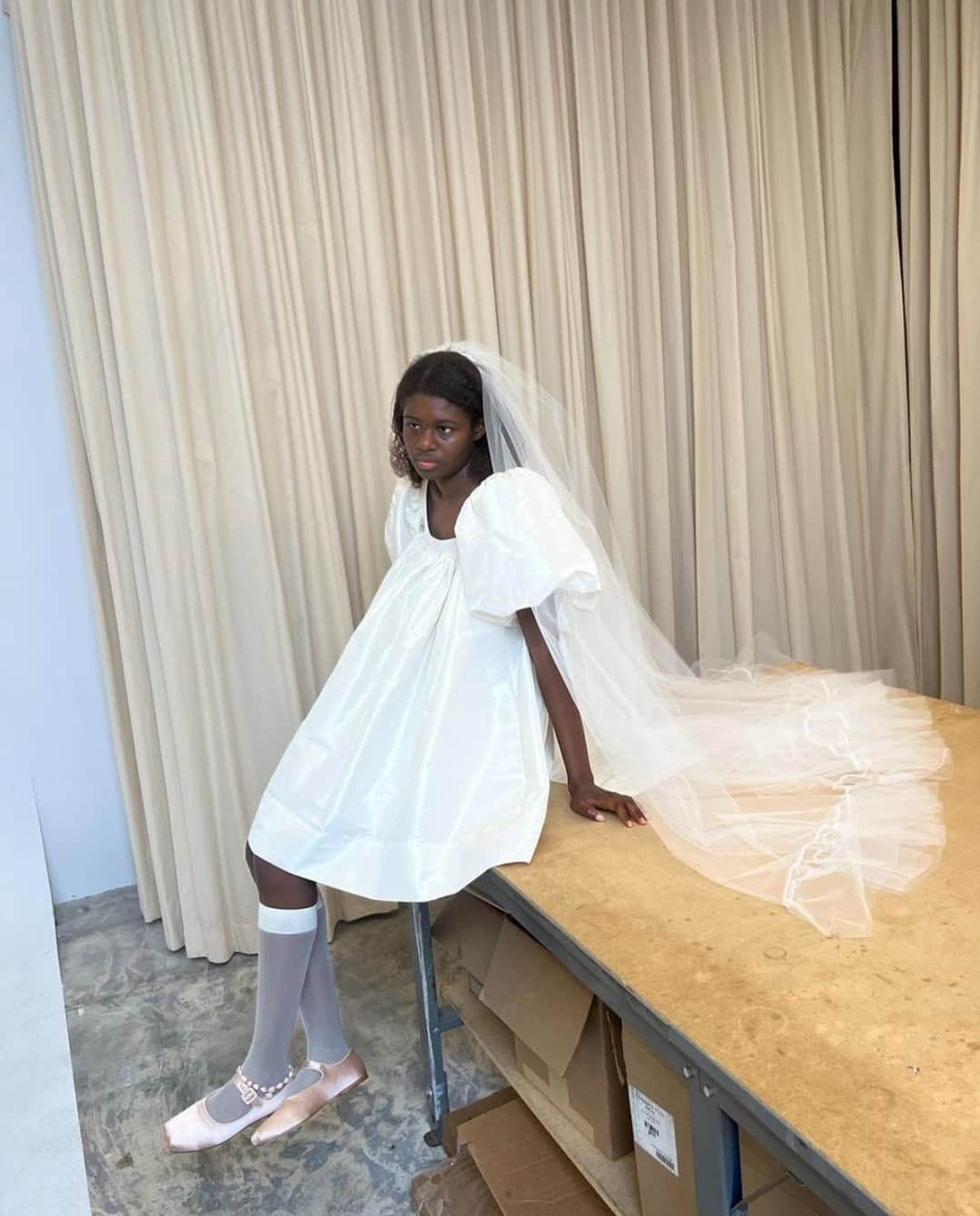 Vogue Australiaさんのインスタグラム写真 - (Vogue AustraliaInstagram)「In the new millennium, an increasing number of brides are opting for unorthodox silhouettes and shades. Industry cool girls have spent the last few years flocking to under-the-radar ateliers, and buying off-the-rack and bespoke designs from rising bridal stars. At the link in our bio, we give you the It-girl approved labels to look to for exchanging vows, and skirting expectation.   📷 @sandyliang」8月4日 9時45分 - vogueaustralia