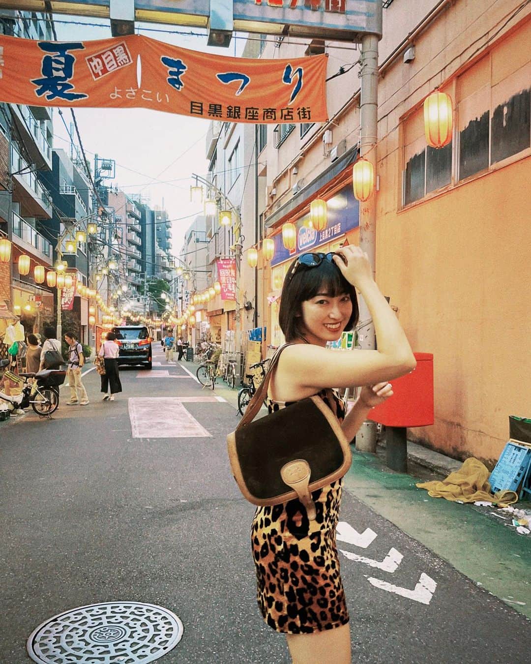 中里亜美さんのインスタグラム写真 - (中里亜美Instagram)「そうら 女豹がとおるぞ〜🐅💨  スッキリさっぱり髪を切りました。 @arigate_k_suke いつもわがまま聞いてくれてありがとうございます🧡  祭りの前の商店街って なんだかそわそわワクワクが止まらないわね… あゝ血が騒ぐ…🔥  #hairdone #女豹 #わたしは #野生の女 #夏木マリ #阿久悠 #歌謡曲」8月4日 9時50分 - __ami__go__