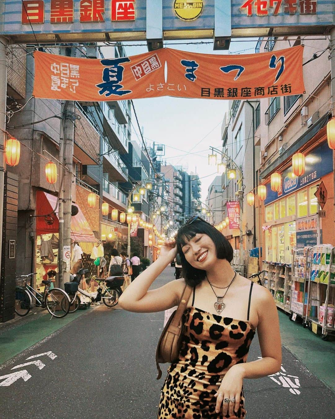 中里亜美さんのインスタグラム写真 - (中里亜美Instagram)「そうら 女豹がとおるぞ〜🐅💨  スッキリさっぱり髪を切りました。 @arigate_k_suke いつもわがまま聞いてくれてありがとうございます🧡  祭りの前の商店街って なんだかそわそわワクワクが止まらないわね… あゝ血が騒ぐ…🔥  #hairdone #女豹 #わたしは #野生の女 #夏木マリ #阿久悠 #歌謡曲」8月4日 9時50分 - __ami__go__