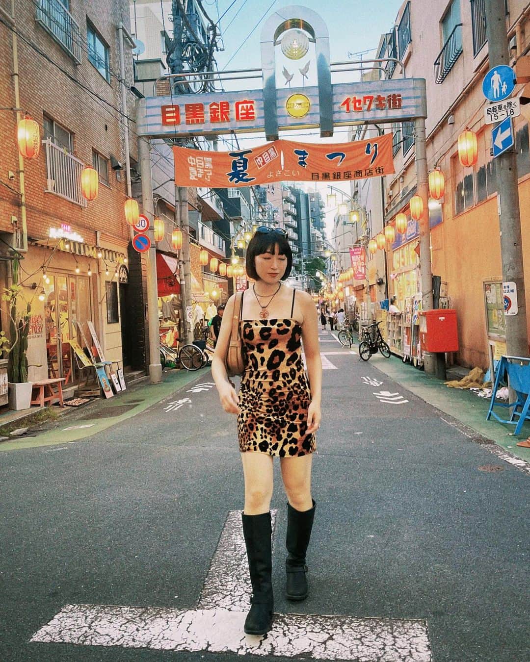 中里亜美さんのインスタグラム写真 - (中里亜美Instagram)「そうら 女豹がとおるぞ〜🐅💨  スッキリさっぱり髪を切りました。 @arigate_k_suke いつもわがまま聞いてくれてありがとうございます🧡  祭りの前の商店街って なんだかそわそわワクワクが止まらないわね… あゝ血が騒ぐ…🔥  #hairdone #女豹 #わたしは #野生の女 #夏木マリ #阿久悠 #歌謡曲」8月4日 9時50分 - __ami__go__