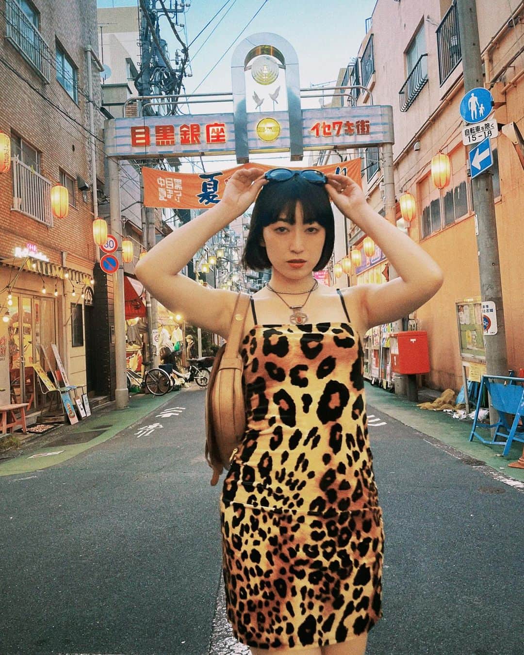 中里亜美さんのインスタグラム写真 - (中里亜美Instagram)「そうら 女豹がとおるぞ〜🐅💨  スッキリさっぱり髪を切りました。 @arigate_k_suke いつもわがまま聞いてくれてありがとうございます🧡  祭りの前の商店街って なんだかそわそわワクワクが止まらないわね… あゝ血が騒ぐ…🔥  #hairdone #女豹 #わたしは #野生の女 #夏木マリ #阿久悠 #歌謡曲」8月4日 9時50分 - __ami__go__