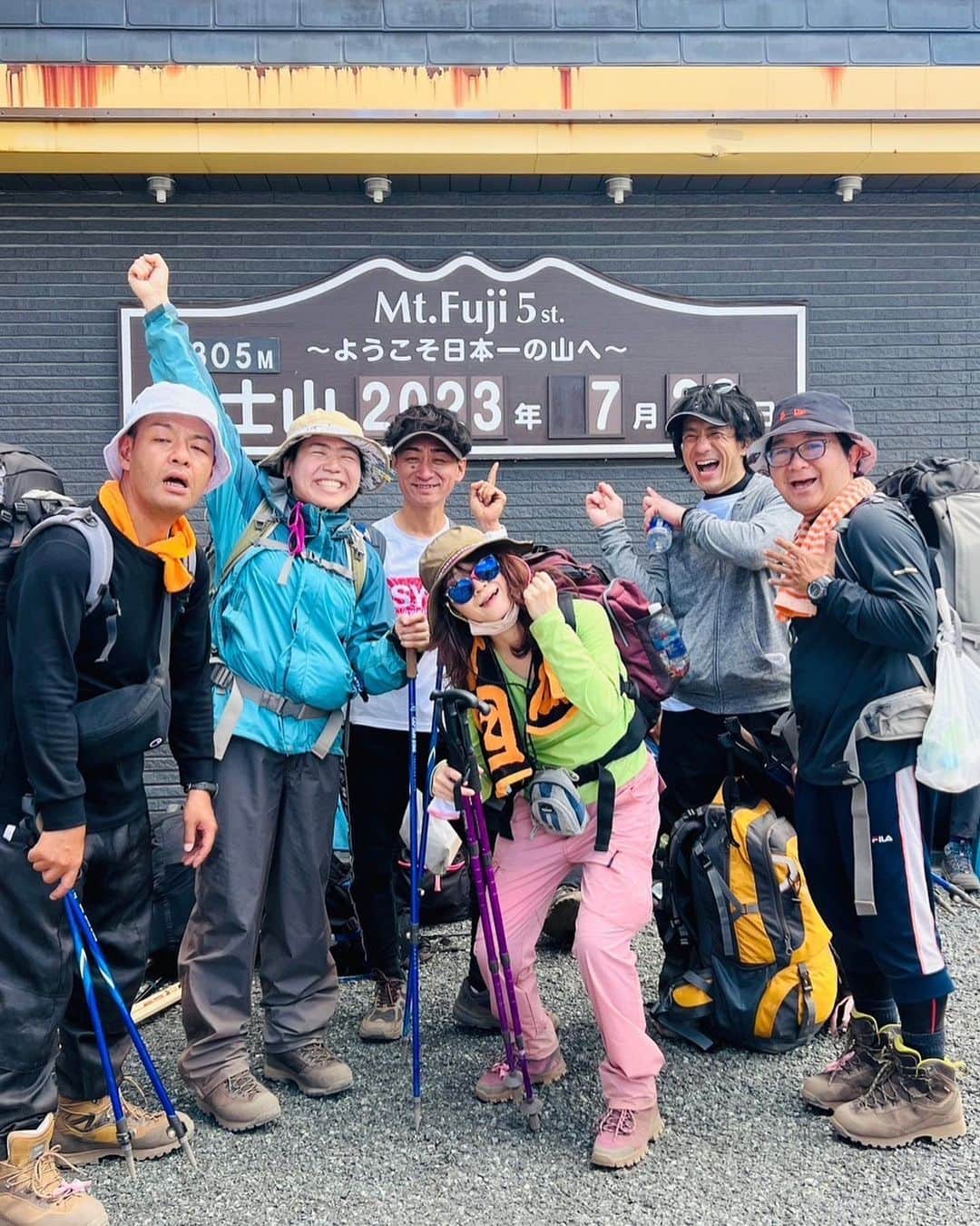 小石田純一さんのインスタグラム写真 - (小石田純一Instagram)「富士登山⑧ 頂上から5合目まで一気に下山。下りの方がしんどいですね…。身体中バキバキになりましたが、大きなトラブルもなく初めての富士登山を終えました。一生ものの体験ができまし！最高でした！  #富士山 #富士登山 #登山 #富士山ジェラート  #ジェラート #お宮横丁  #gたかし さん #ジャッキーちゃん さん #石川不遼 さん #中垣みな さん #きのこちゃん #小石田純一 #ものまね芸人 #お笑い芸人 #キサラ芸人」8月4日 9時55分 - koishida.trendy