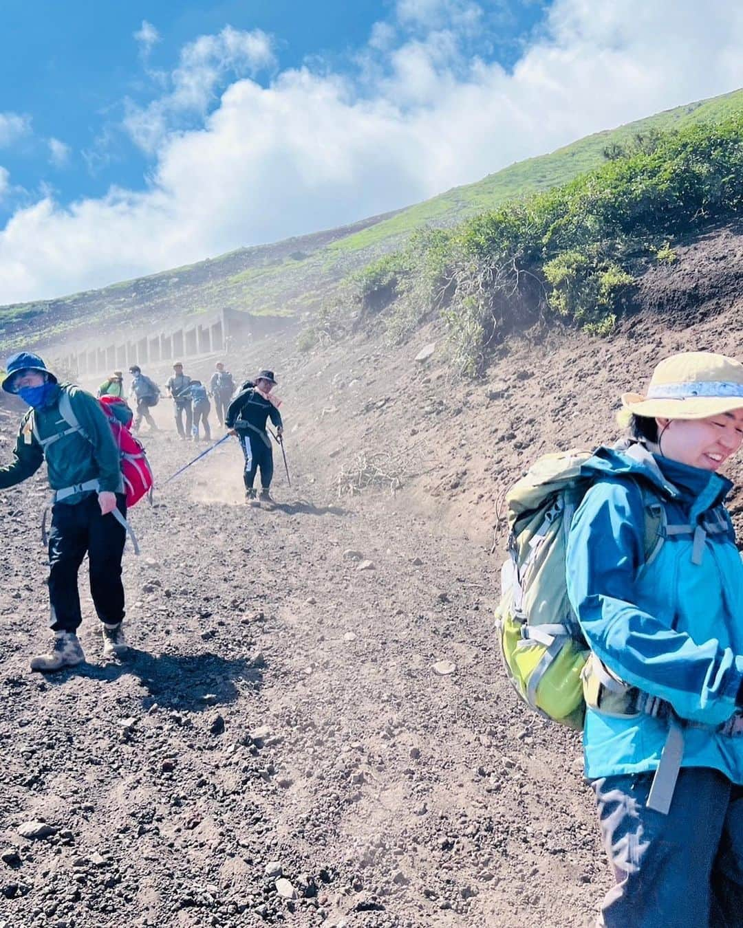 小石田純一さんのインスタグラム写真 - (小石田純一Instagram)「富士登山⑧ 頂上から5合目まで一気に下山。下りの方がしんどいですね…。身体中バキバキになりましたが、大きなトラブルもなく初めての富士登山を終えました。一生ものの体験ができまし！最高でした！  #富士山 #富士登山 #登山 #富士山ジェラート  #ジェラート #お宮横丁  #gたかし さん #ジャッキーちゃん さん #石川不遼 さん #中垣みな さん #きのこちゃん #小石田純一 #ものまね芸人 #お笑い芸人 #キサラ芸人」8月4日 9時55分 - koishida.trendy