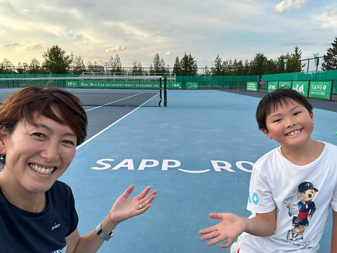 杉山愛のインスタグラム：「北海道ーーーーーっ‼️ @jwt50_japanwomenstennistop50 の大会で来ています🎾  #テニス #アスアスラボ #札幌 #若手にチャンスを #ITF #JWT50 #小畑沙織 #リゾッテリアガク #risotteriagaku #麺や虎鉄 #三五工務店」